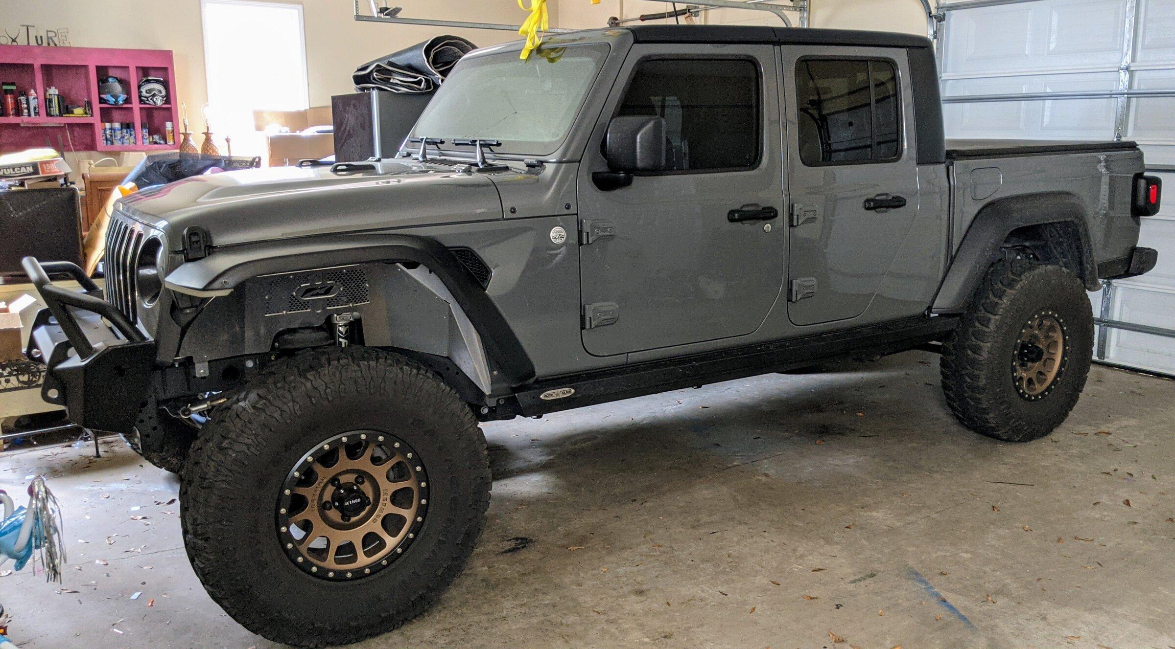 Jeep Gladiator Looking for Pics of power side steps with the steps closed PXL_20220218_181108967