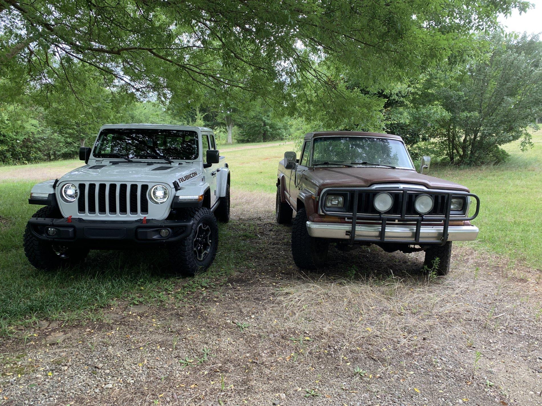 Jeep Gladiator Jeeps Parking Next To Jeeps 823F0868-CC72-46C8-83EF-B3A0D735097C
