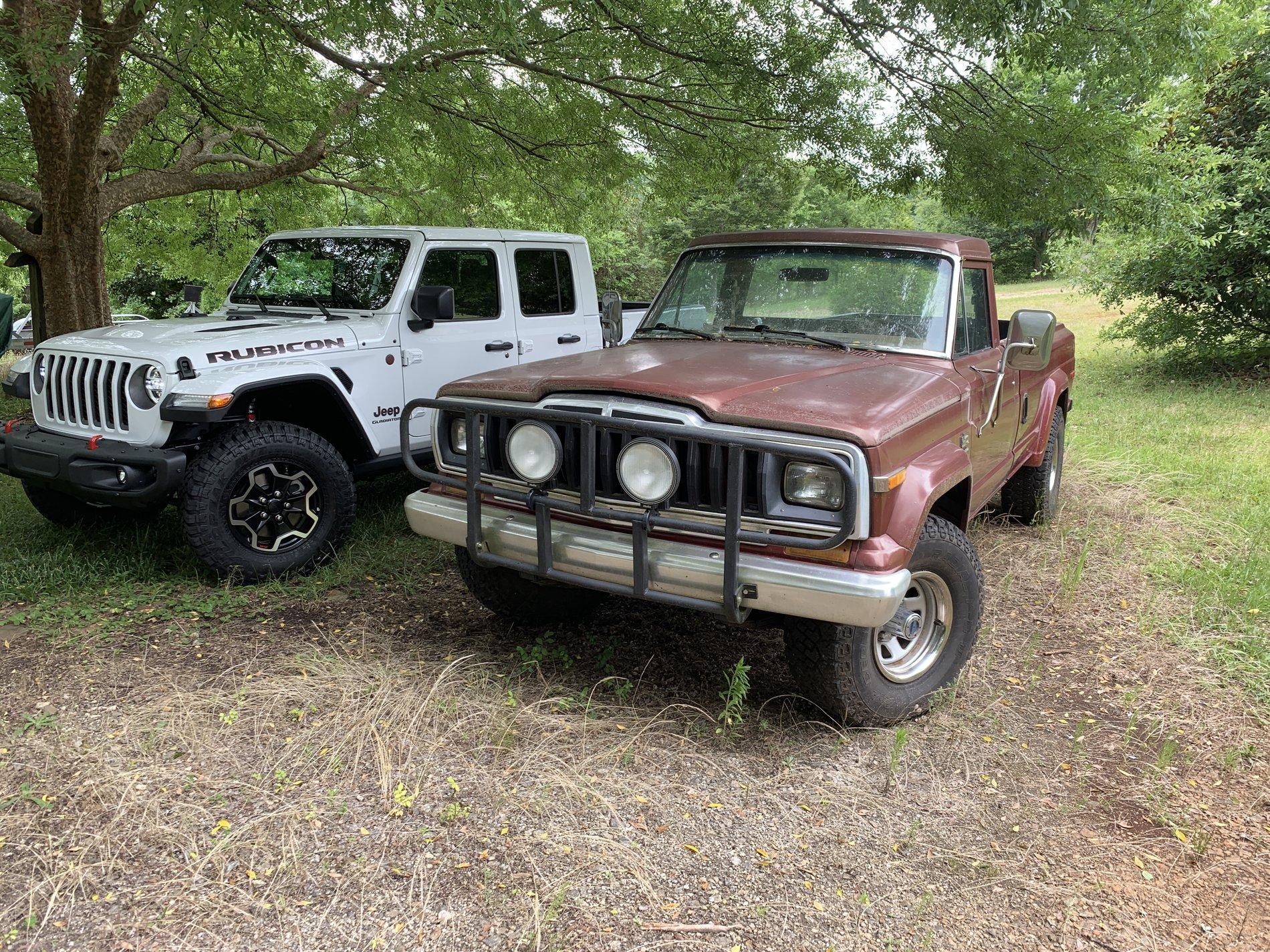 Jeep Gladiator Jeeps Parking Next To Jeeps 59397DA4-066D-4F7F-9440-54560E5FDE26