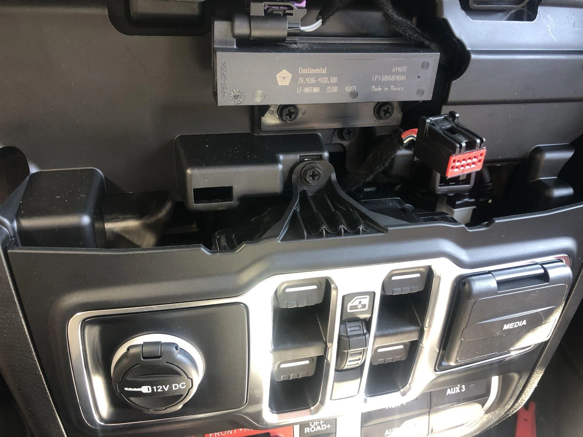 Jeep Gladiator 12v socket/lighter xU3S5TWkTqOeqPshFfthI