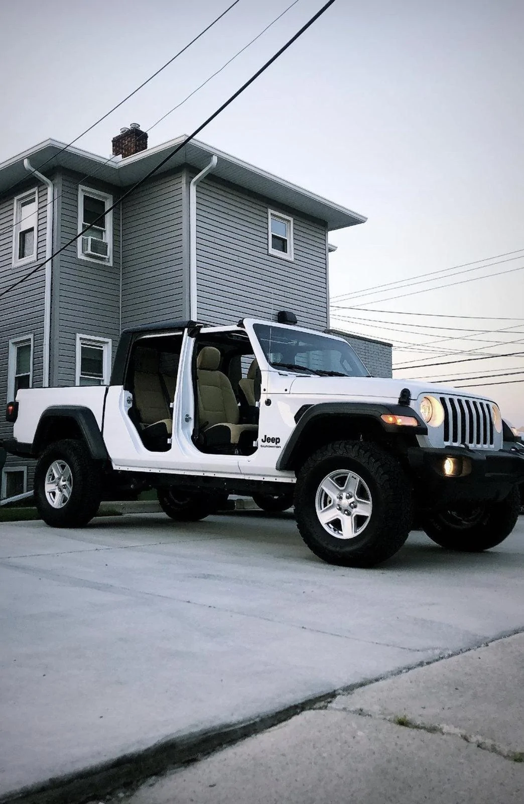 Jeep Gladiator BRIGHT WHITE Gladiator JT Club 7F6E7F43-D2E1-4198-BDC7-9866CA33A046