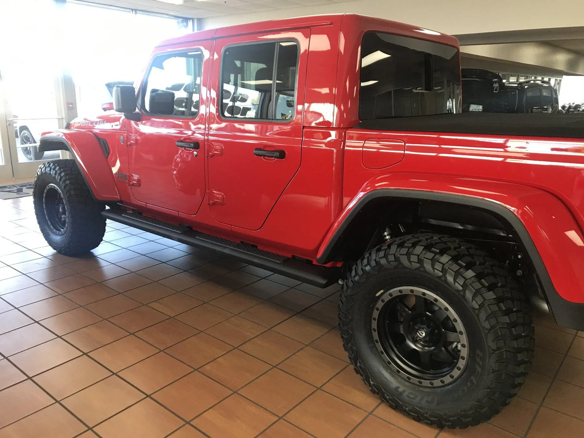 Jeep Gladiator FIRECRACKER RED Gladiator JT Club FAC1874C-442C-4BCE-B80B-BD88C735238C