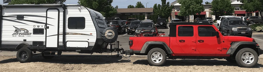 Jeep Gladiator Pulling a Camper trailer cro