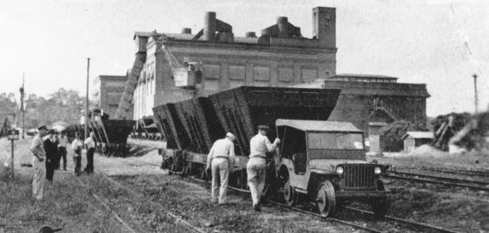 Jeep Gladiator Spectacular train wreck destroys Jeep Gladiators :( StateLibQld_2_164431_Jeep_shunting_empty_coal_hoppers%2C_Brisbane