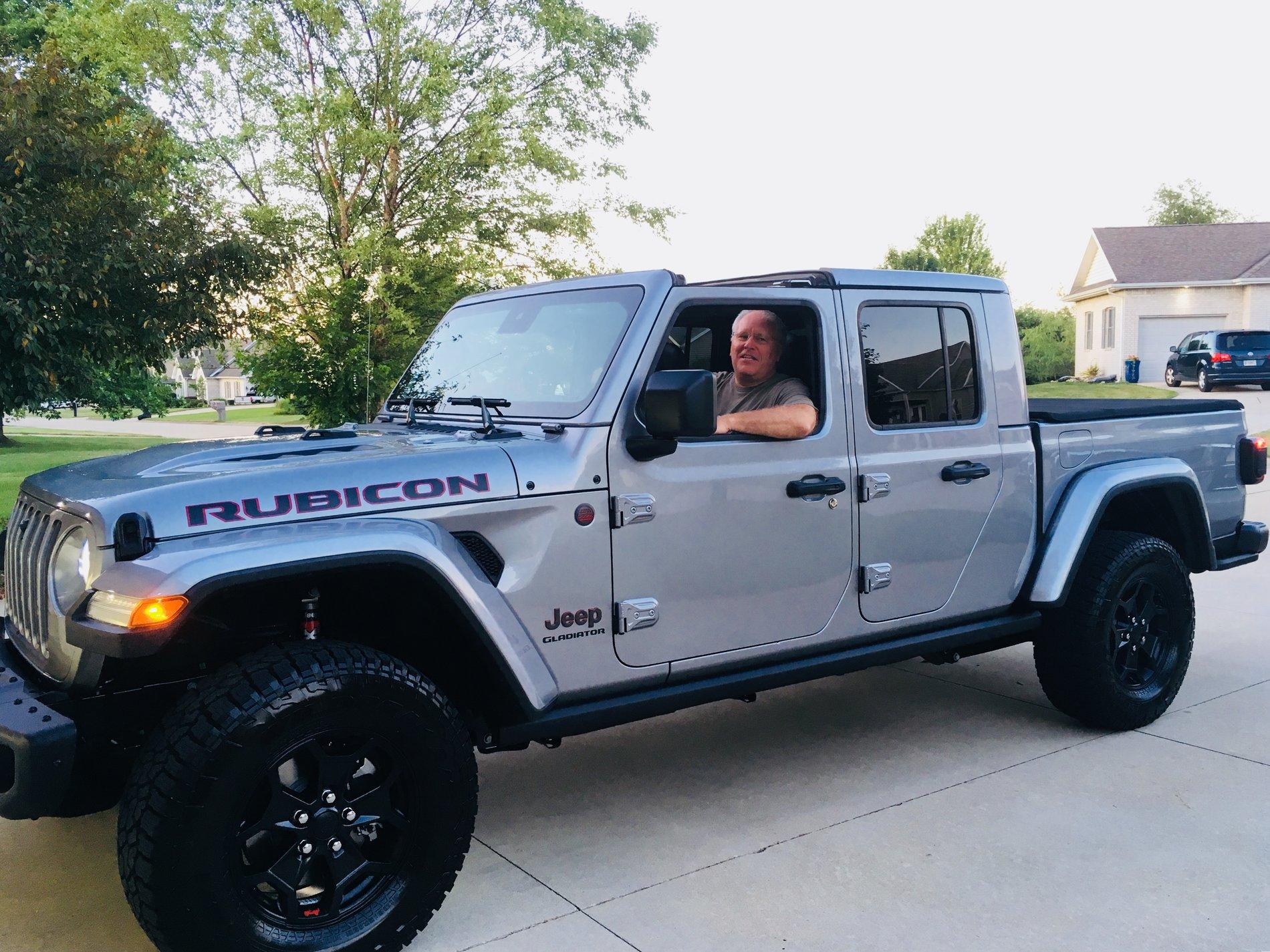 Jeep Gladiator Launch Edition Buyers Club 94111413-B9C5-4220-B7F6-3BB79224A1CE