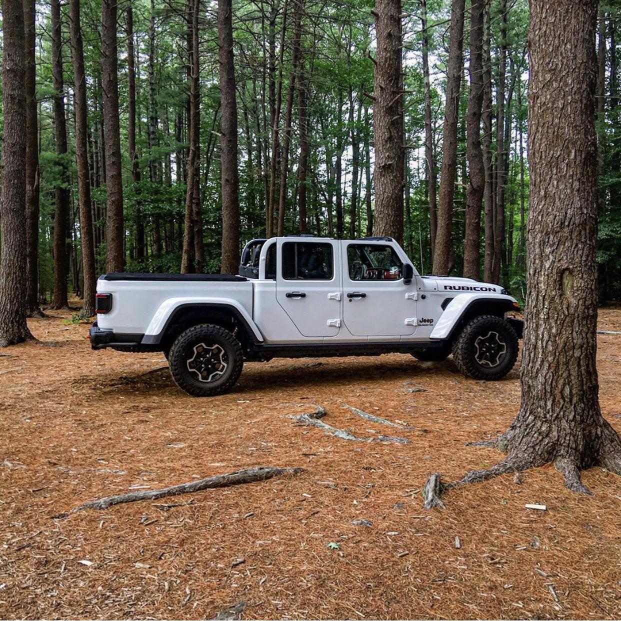 Jeep Gladiator BRIGHT WHITE Gladiator JT Club CC99A69F-22FB-40D0-B3CC-244E88B0BDC2