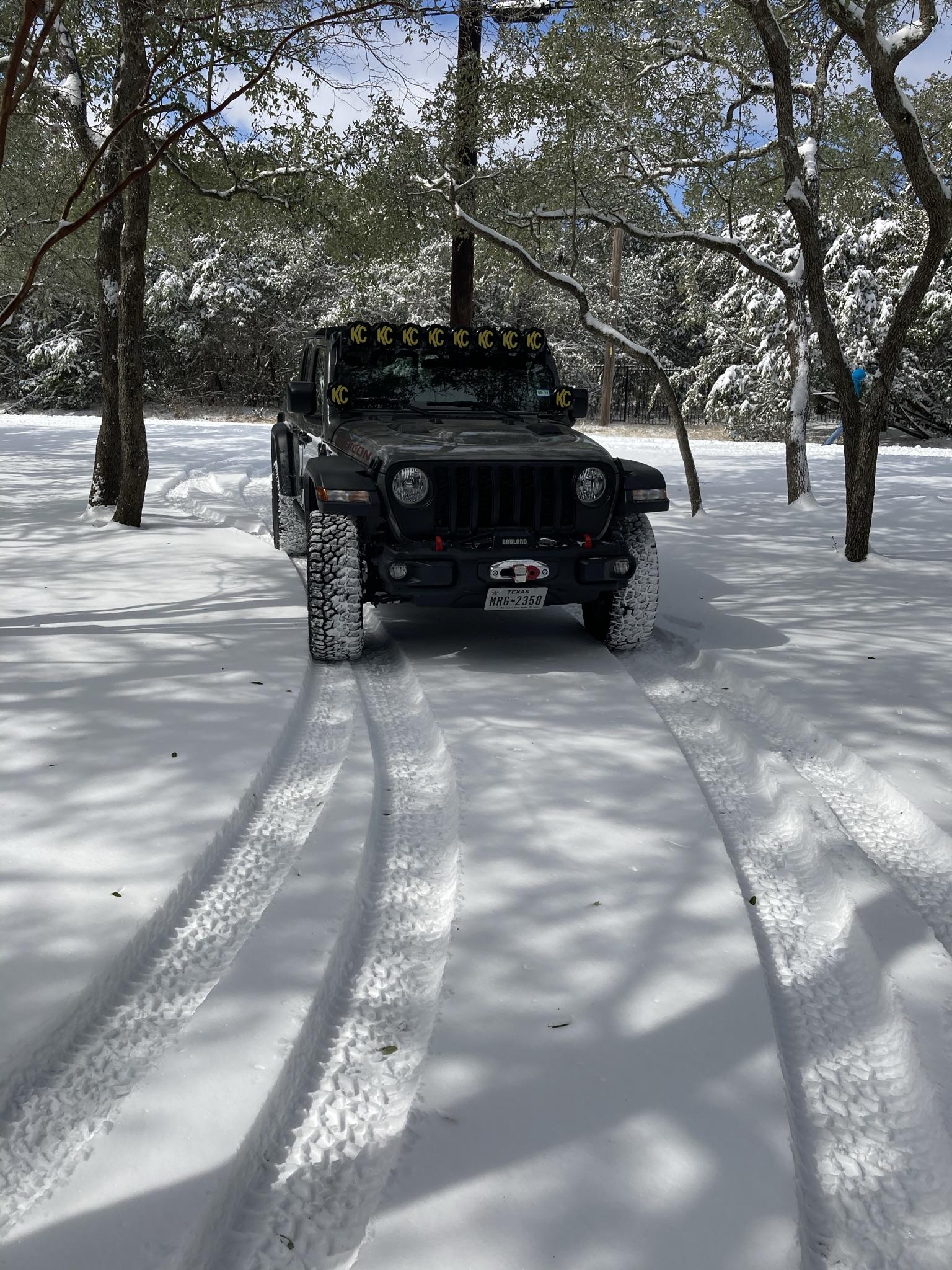 Jeep Gladiator Snow Pictures BADF8953-D2D3-4A4F-A8AB-128B8244AA67