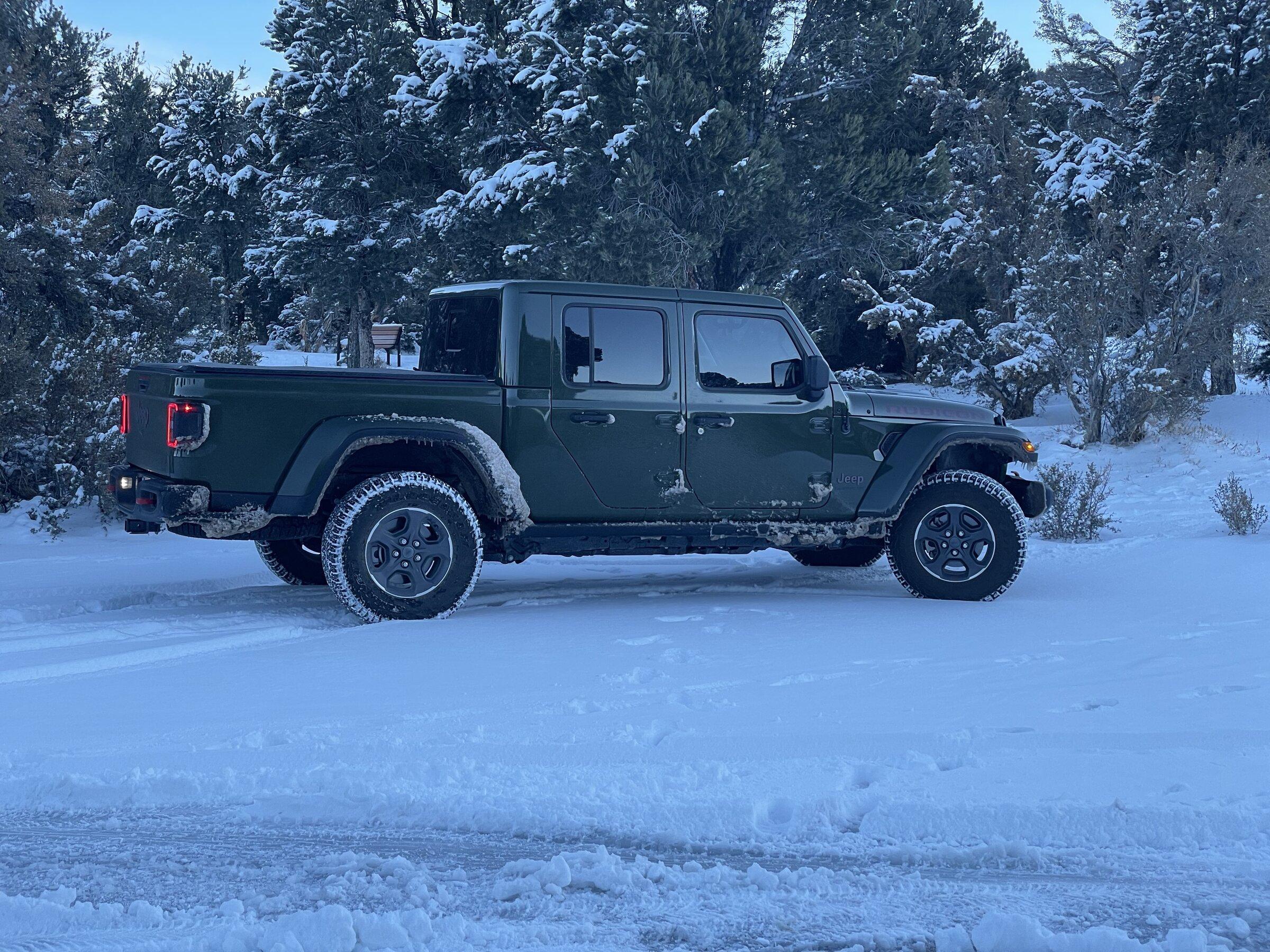 Jeep Gladiator Snow Pictures 326E7F9F-C3FA-4319-8A54-9DC8513AE024