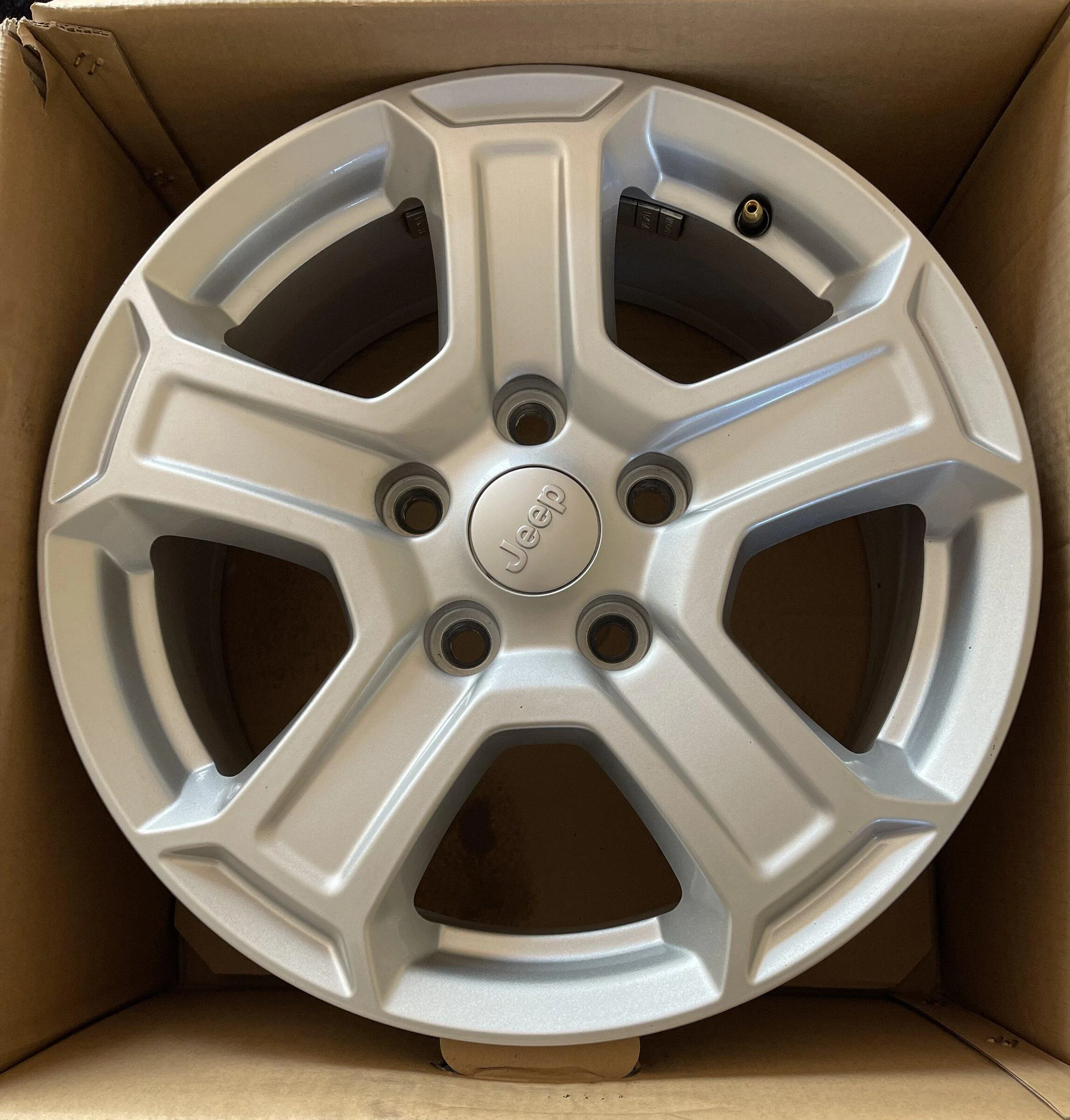 Jeep Gladiator JL factory aluminum wheels 7184C3BC-C198-4555-ADAE-A441725AEFFA