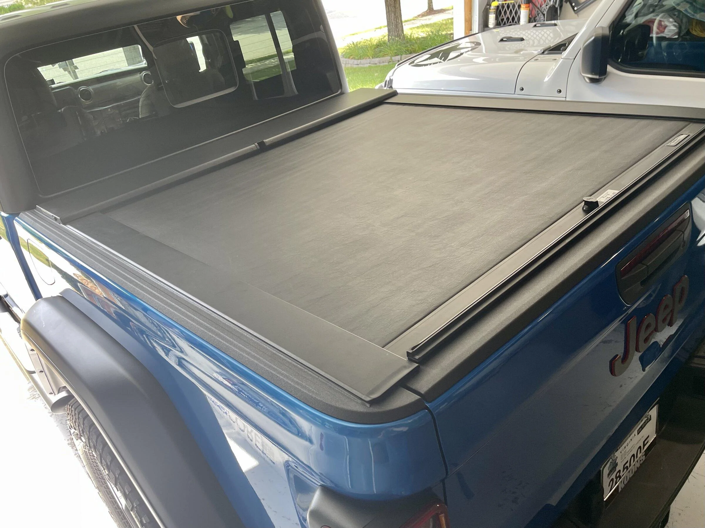 Jeep Gladiator Retractable Tonneau Cover...... 03416347-4E88-4A16-83E7-94BB13E33FAC