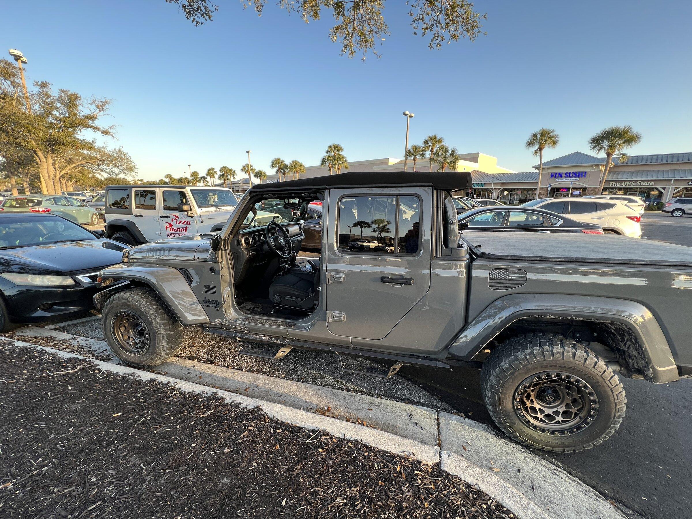 Jeep Gladiator Jeeps Parking Next To Jeeps B2ED9C11-C7C8-4841-AE33-74C9D10B429B