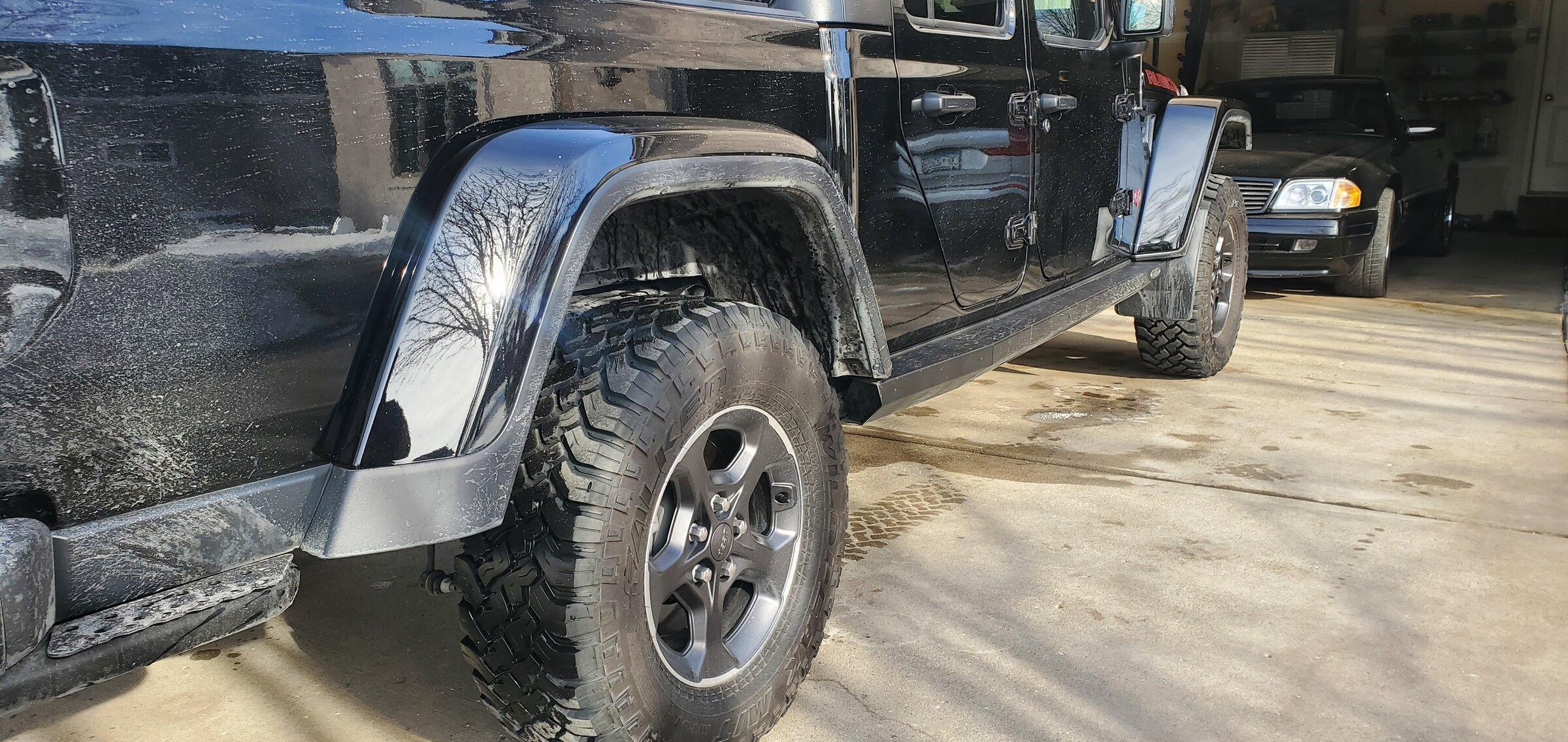 Jeep Gladiator Looking for Pics of power side steps with the steps closed 20220220_145727