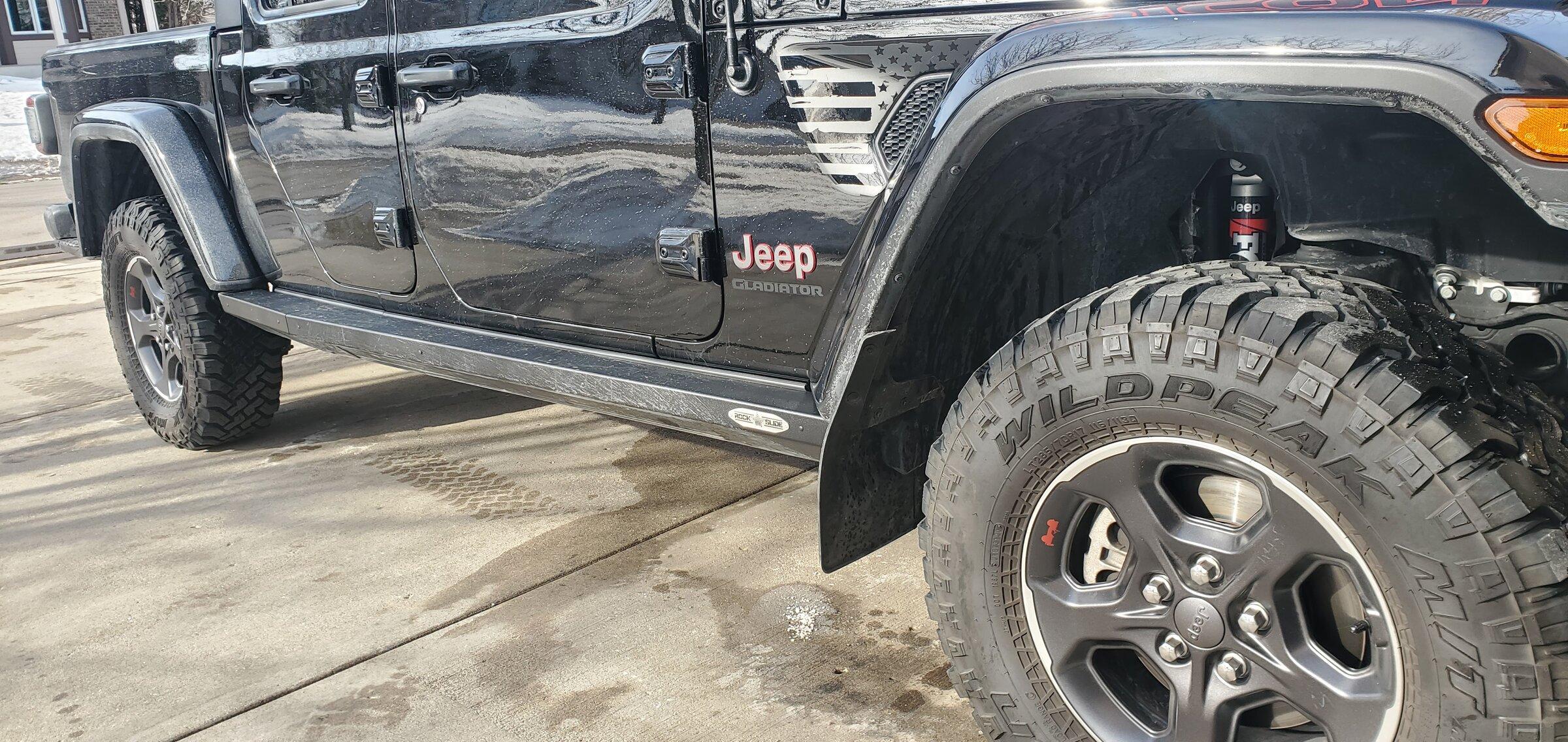 Jeep Gladiator Looking for Pics of power side steps with the steps closed 20220220_145741
