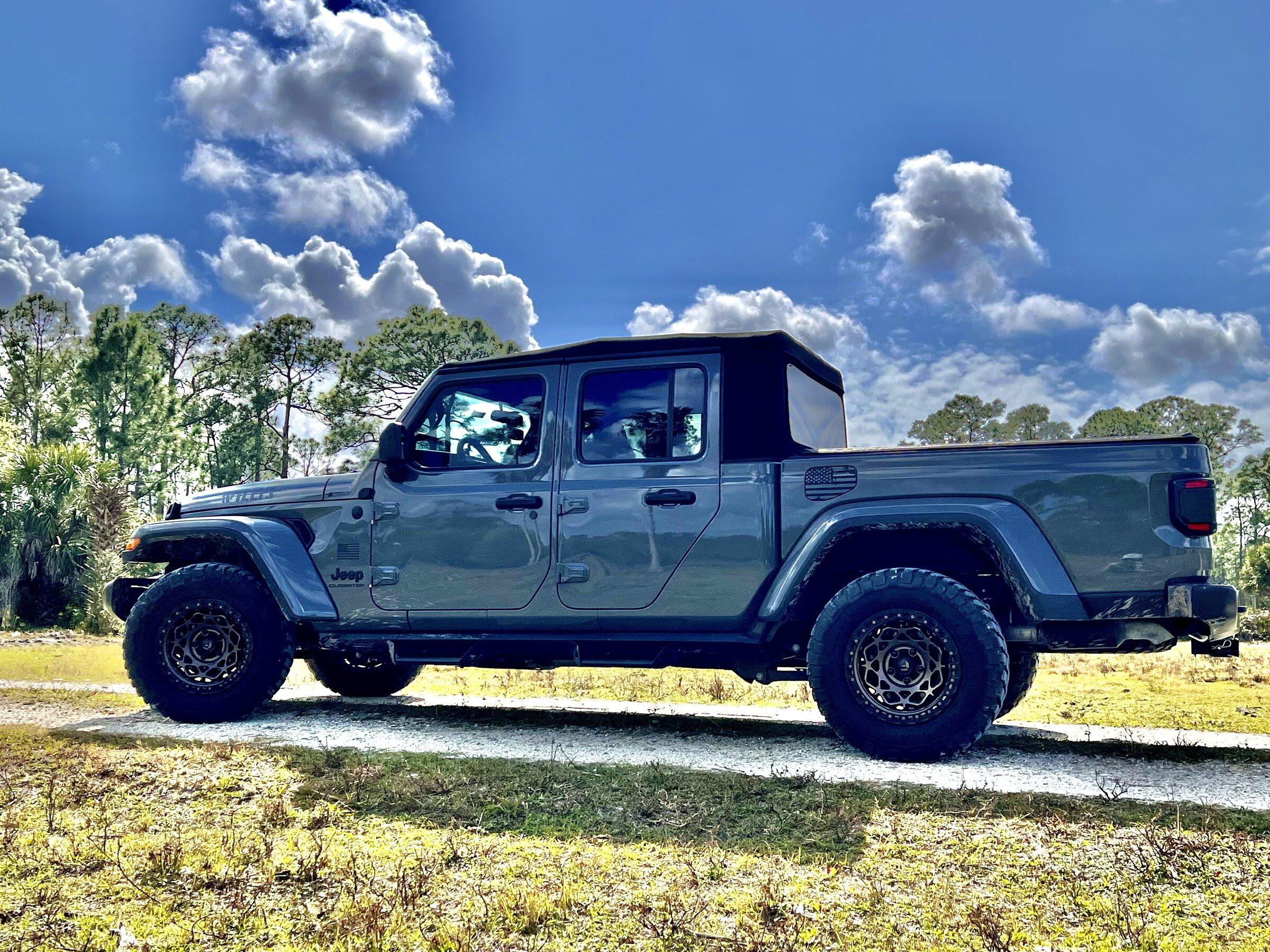 Jeep Gladiator Gladiator Glamour Shots 090602E6-8D85-48E8-B59D-7B2E72222E8E