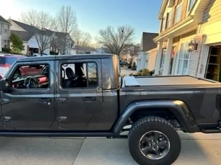 Jeep Gladiator Retractable Tonneau Cover...... sid