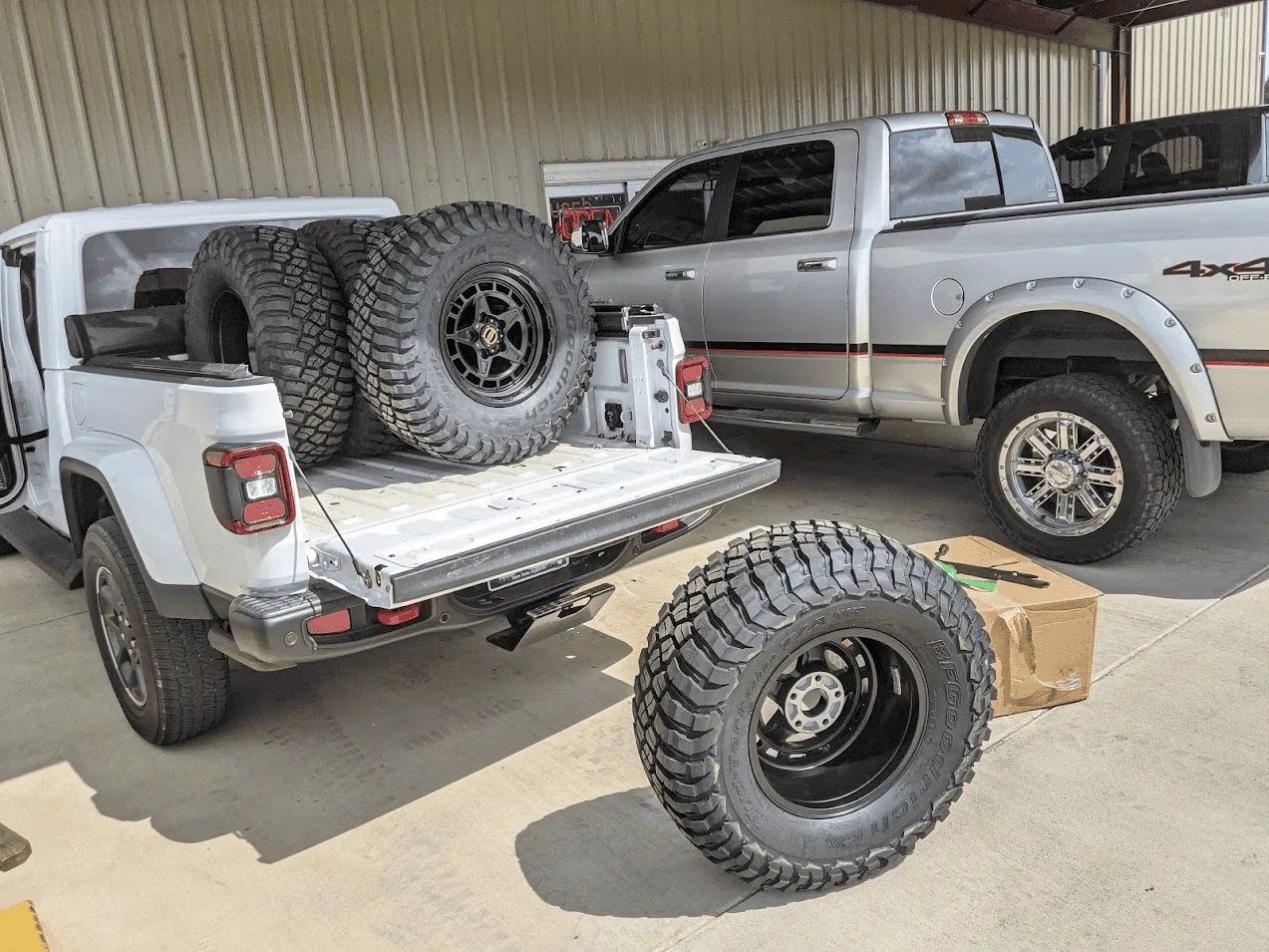 Jeep Gladiator 5 tires in the truck bed? 1645641945464