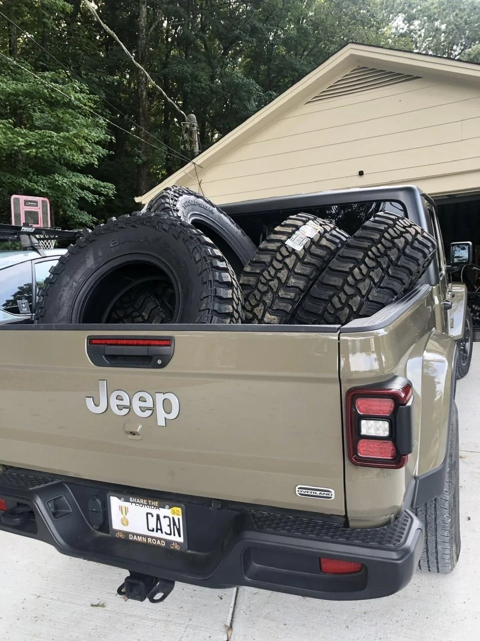 Jeep Gladiator 5 tires in the truck bed? 9AECA605-7FD4-47C6-851B-84E7C57CE9EA