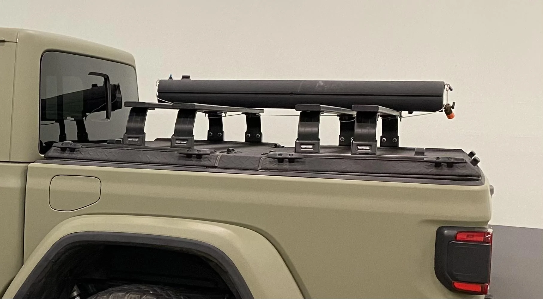 Jeep Gladiator DIAMONDBACK HARD TONNEAU Cover  + FRONT RUNNER Rack - $1800 F0F0072A-C81D-4153-AEEB-7087AC3B18A7