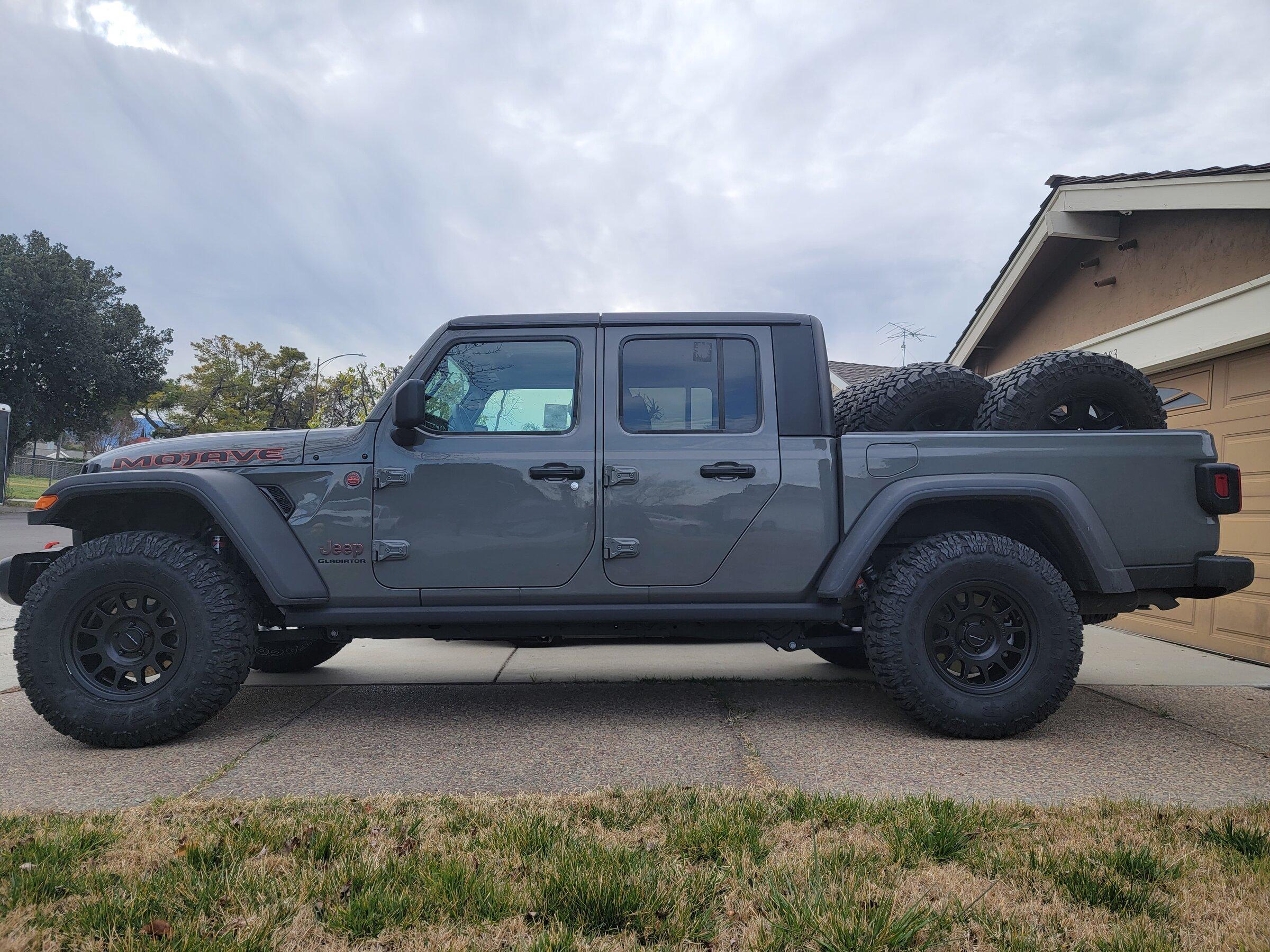 Jeep Gladiator 35s and No Lift Thread After 1