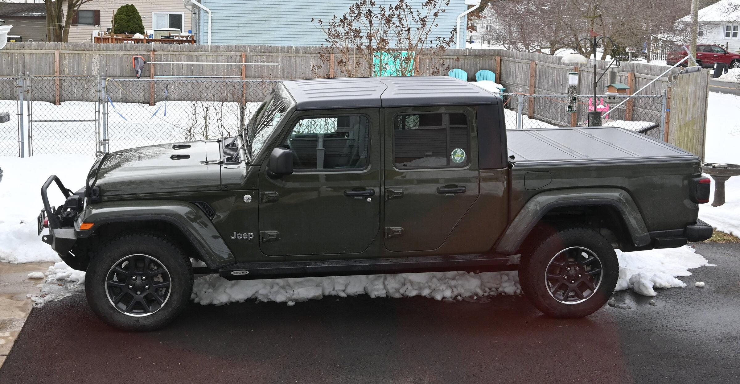 Jeep Gladiator Looking for Pics of power side steps with the steps closed Z06_1142A