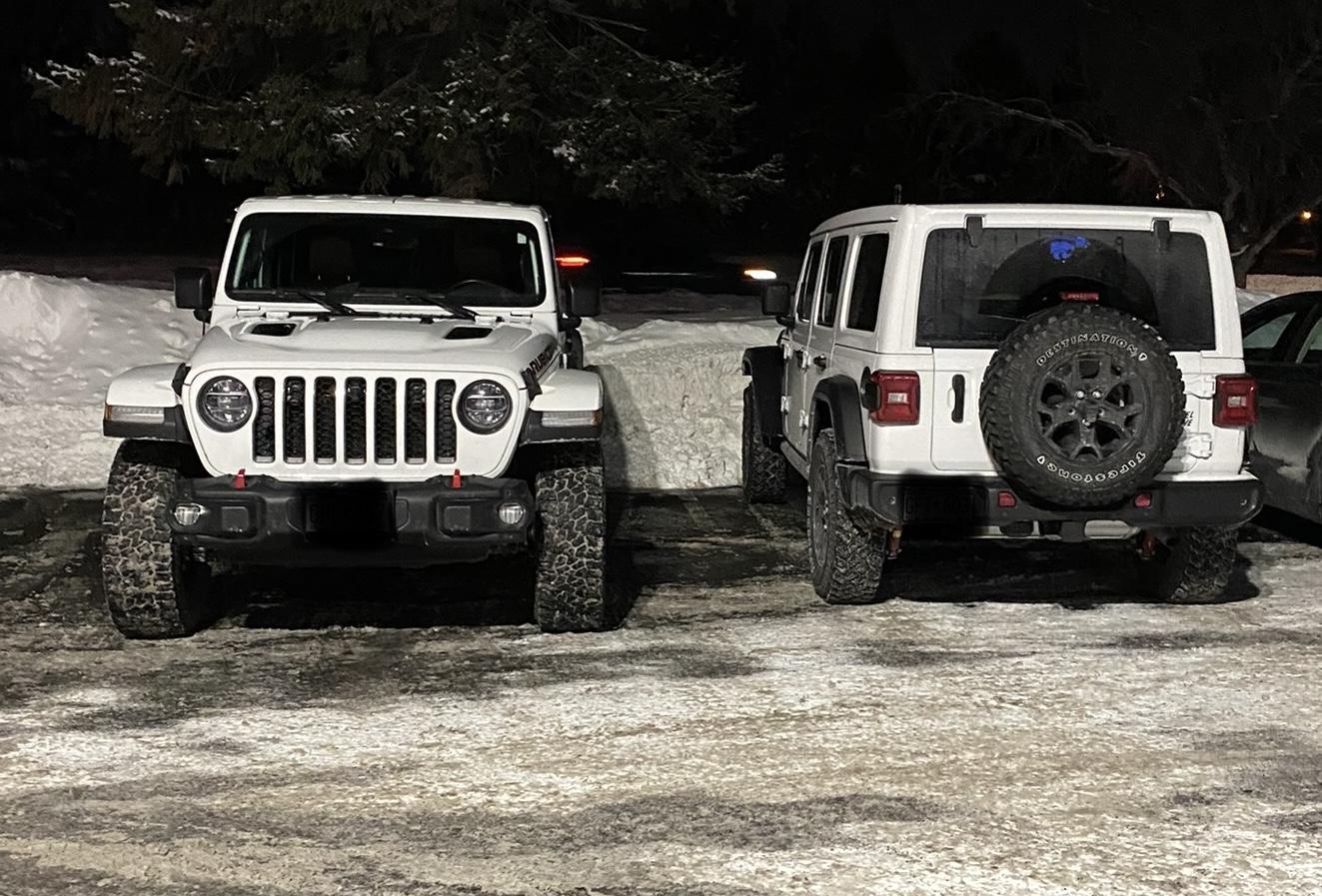 Jeep Gladiator Jeeps Parking Next To Jeeps 9E19EFC6-5C41-44B2-883E-A078AA117A61_1_201_a