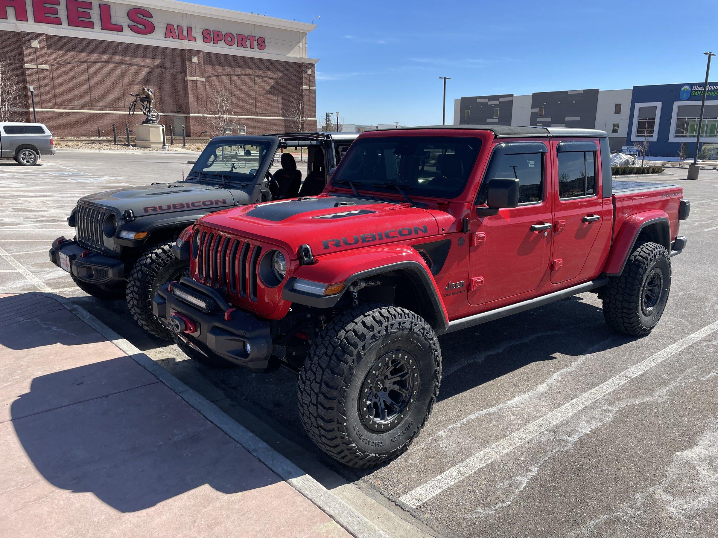 Jeep Gladiator Jeeps Parking Next To Jeeps DA723C81-ED3C-4FE6-8C8D-48EDBD43D18E
