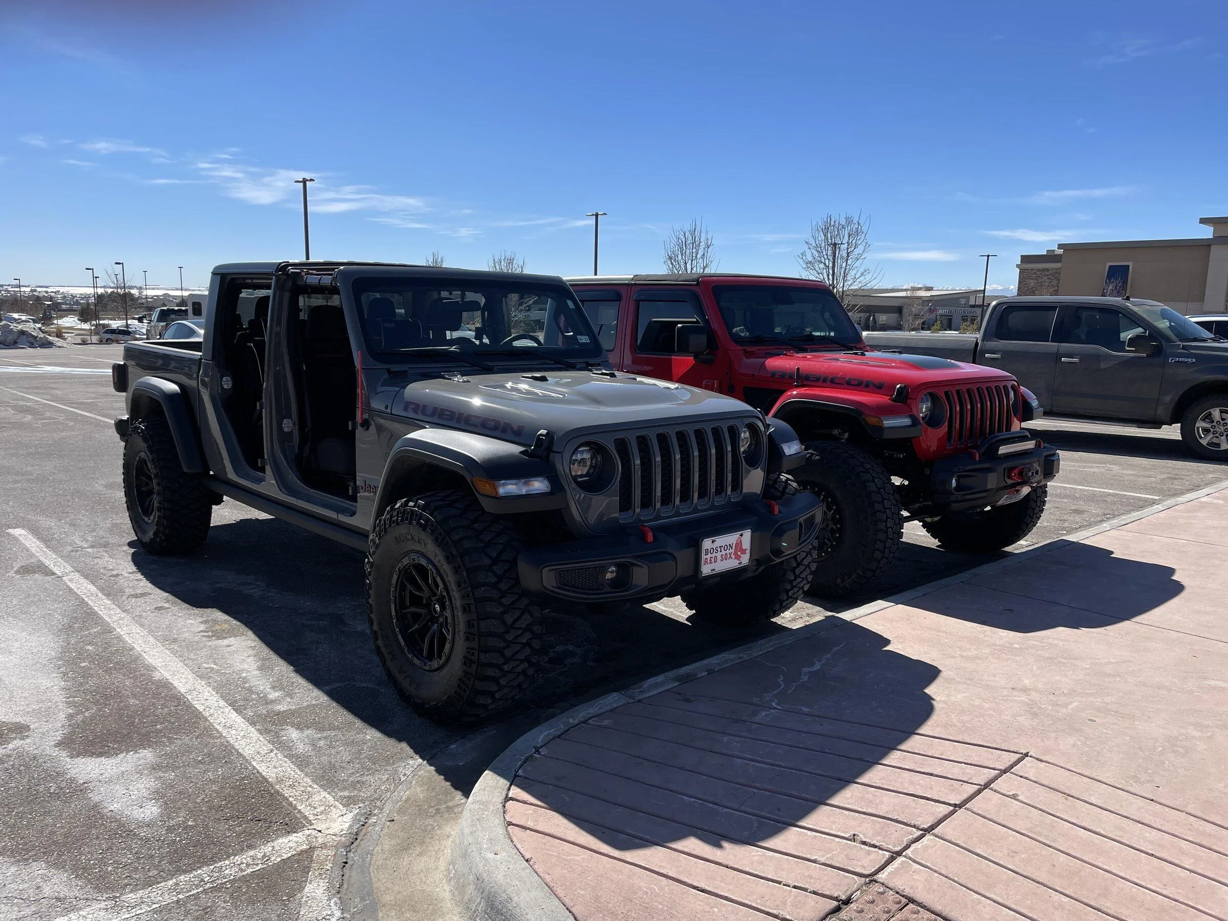 Jeep Gladiator Jeeps Parking Next To Jeeps 042A4F38-8E03-462D-8C79-E402471A9490