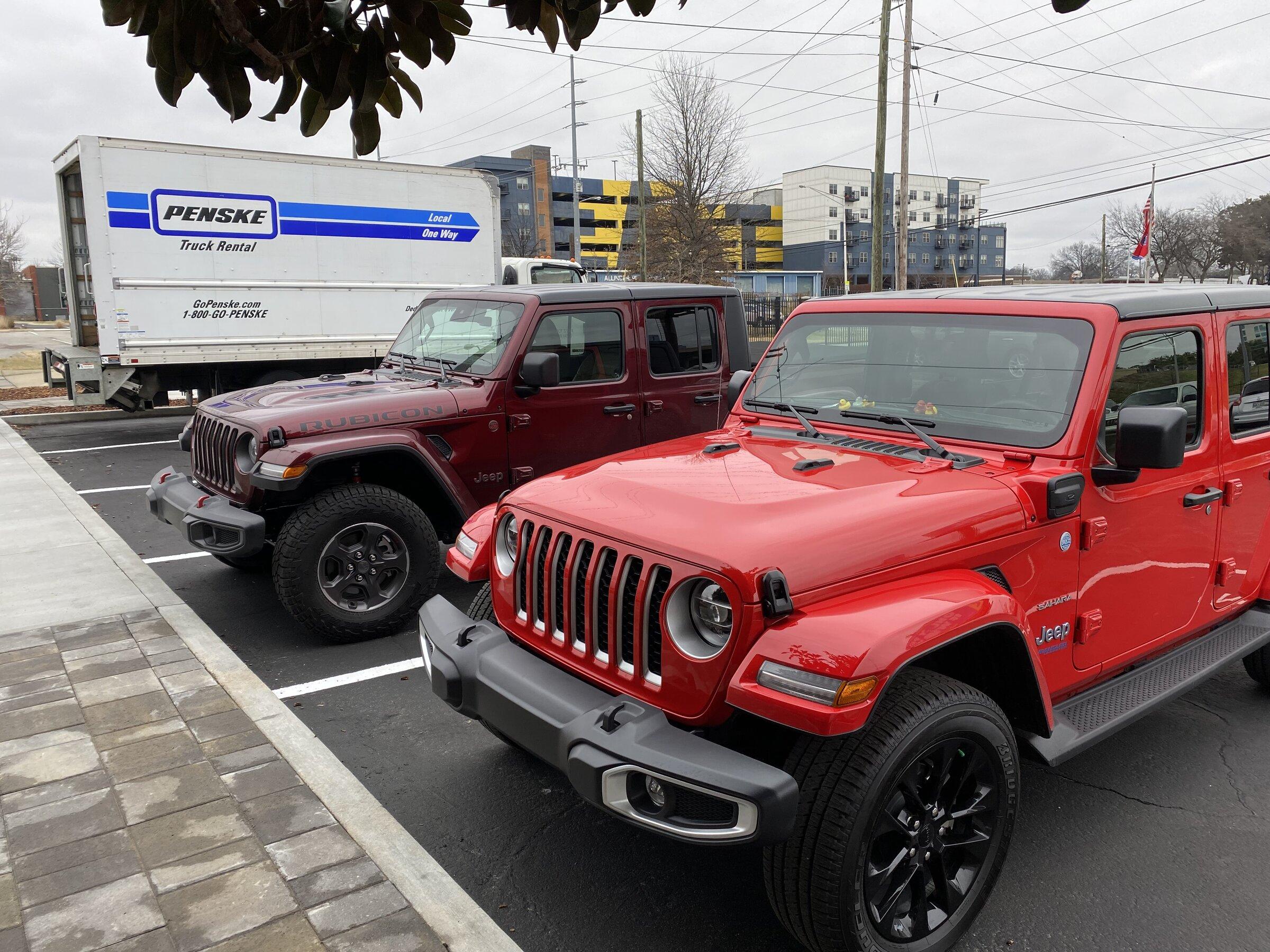 Jeep Gladiator Jeeps Parking Next To Jeeps 97D624B9-B077-4D89-A727-8C4E88785AE3