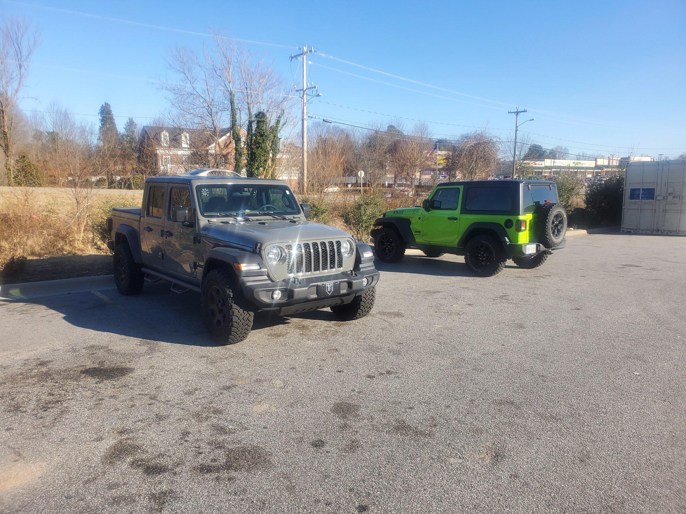 Jeep Gladiator Jeeps Parking Next To Jeeps 20220301_161507