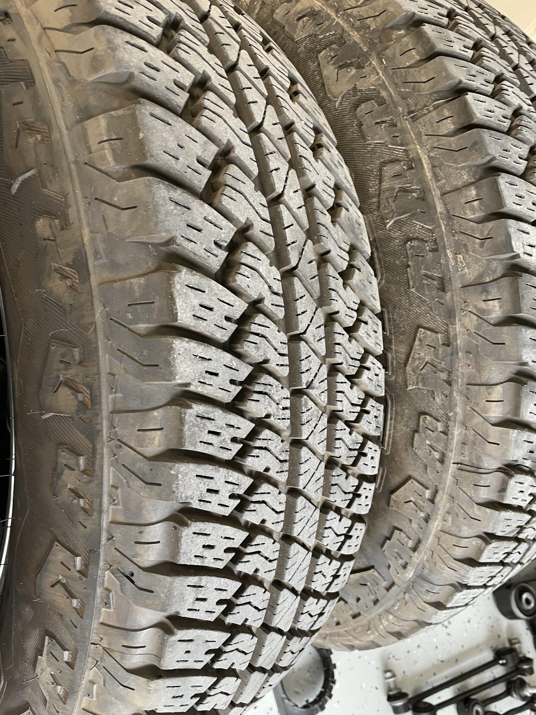 Jeep Gladiator Gladiator Overland Stock Wheels and Tires 094BBA4D-7068-49F3-AC62-F9AB241C3734