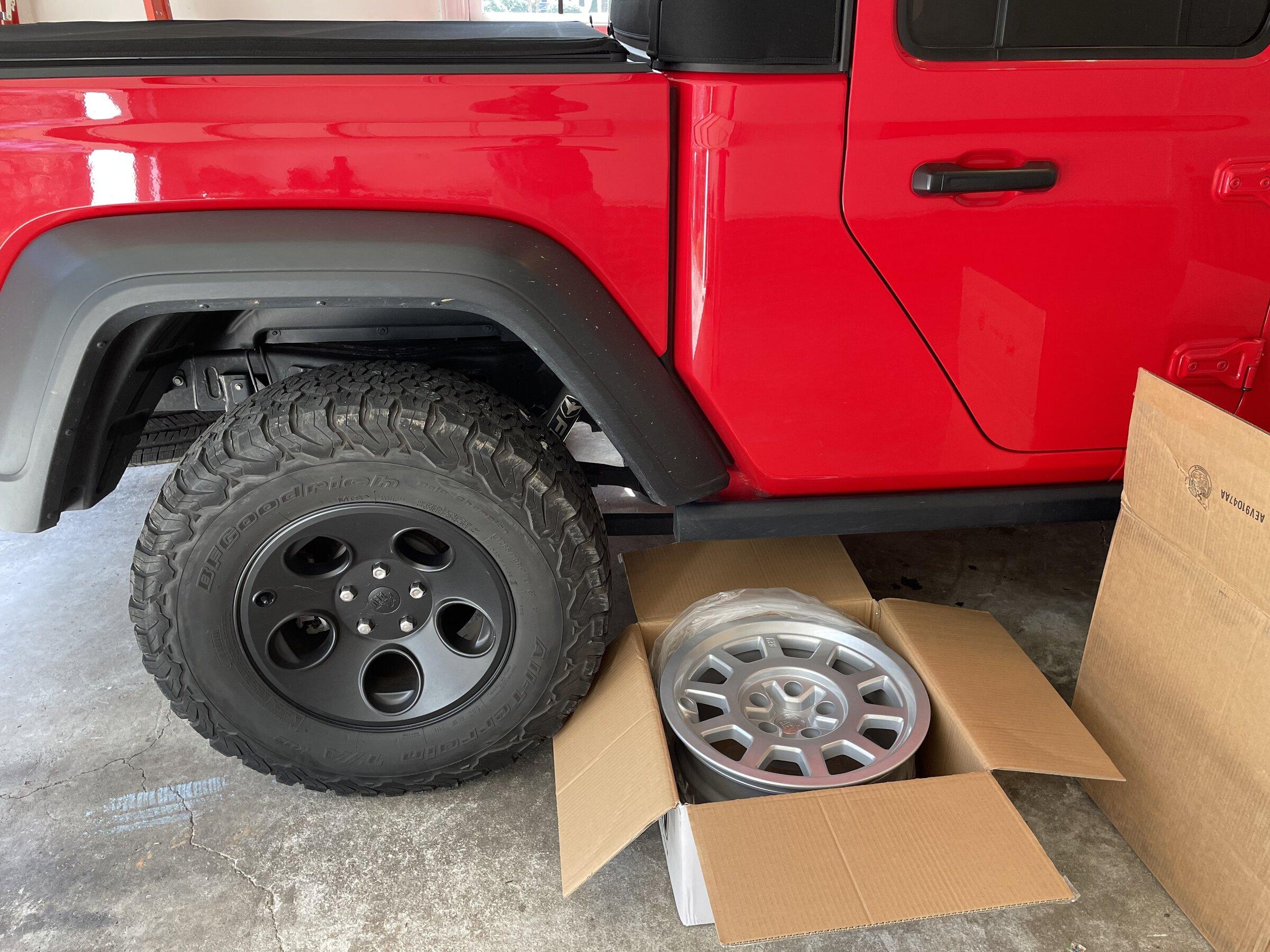 Jeep Gladiator Black is played out, let's see some colored rims 2F1DD8BC-8106-4862-AF1A-27144505CAD5