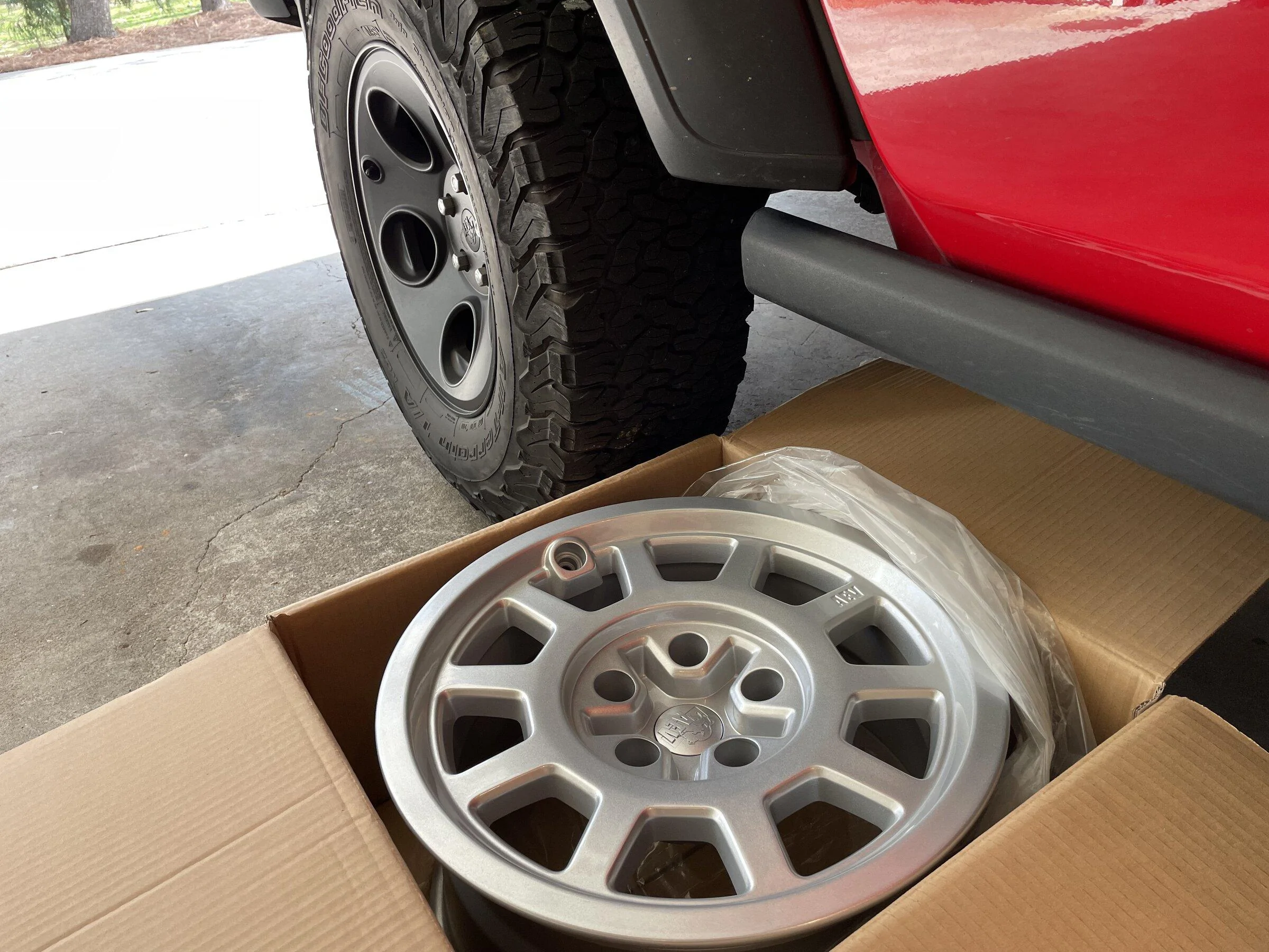 Jeep Gladiator Black is played out, let's see some colored rims 5AACC941-285B-406B-8FA6-D8AE594A3753