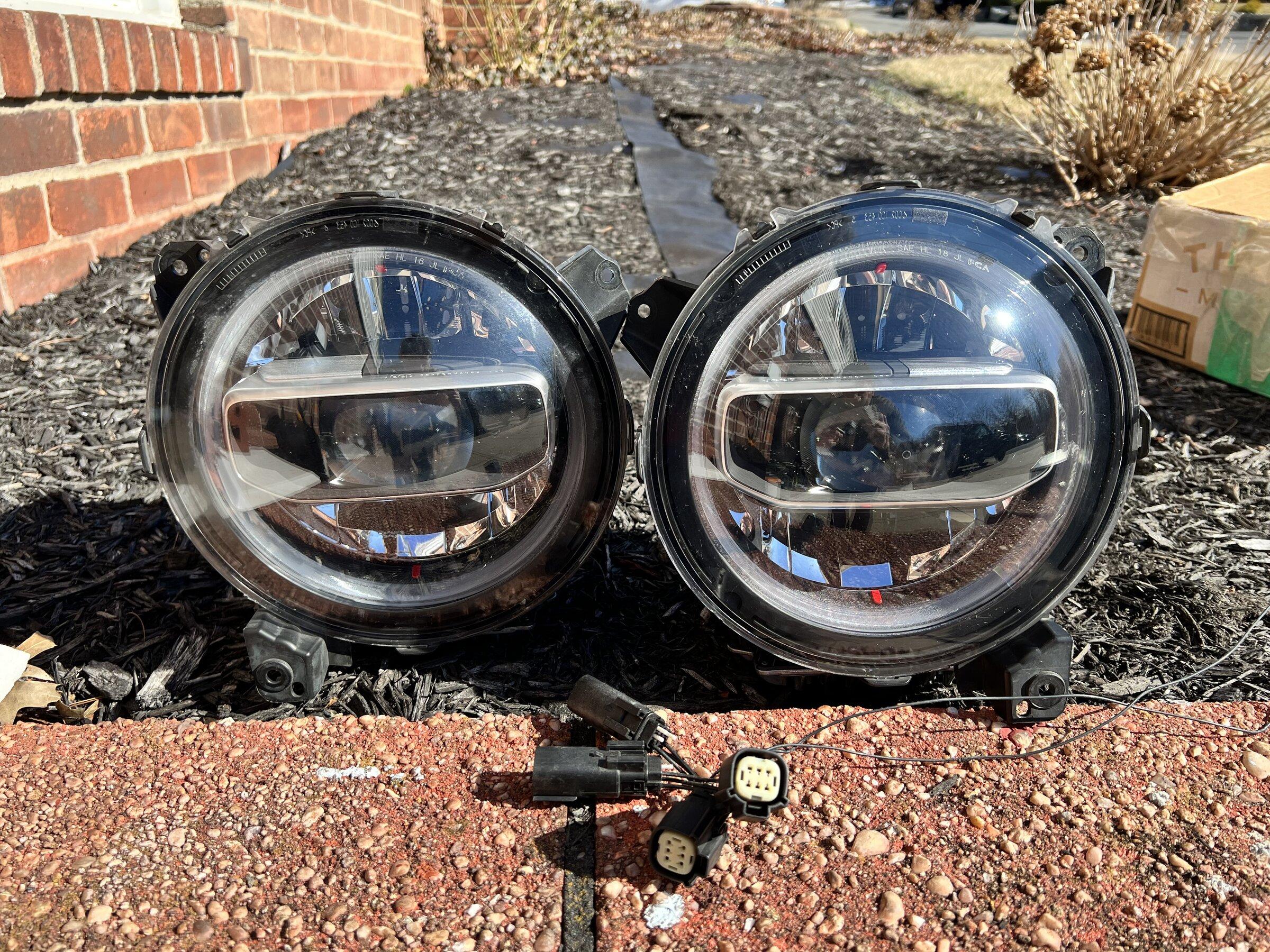 Jeep Gladiator Oem Led headlights with wiring harness 85F0C06F-3F17-4658-A40C-2656C26BA9F7