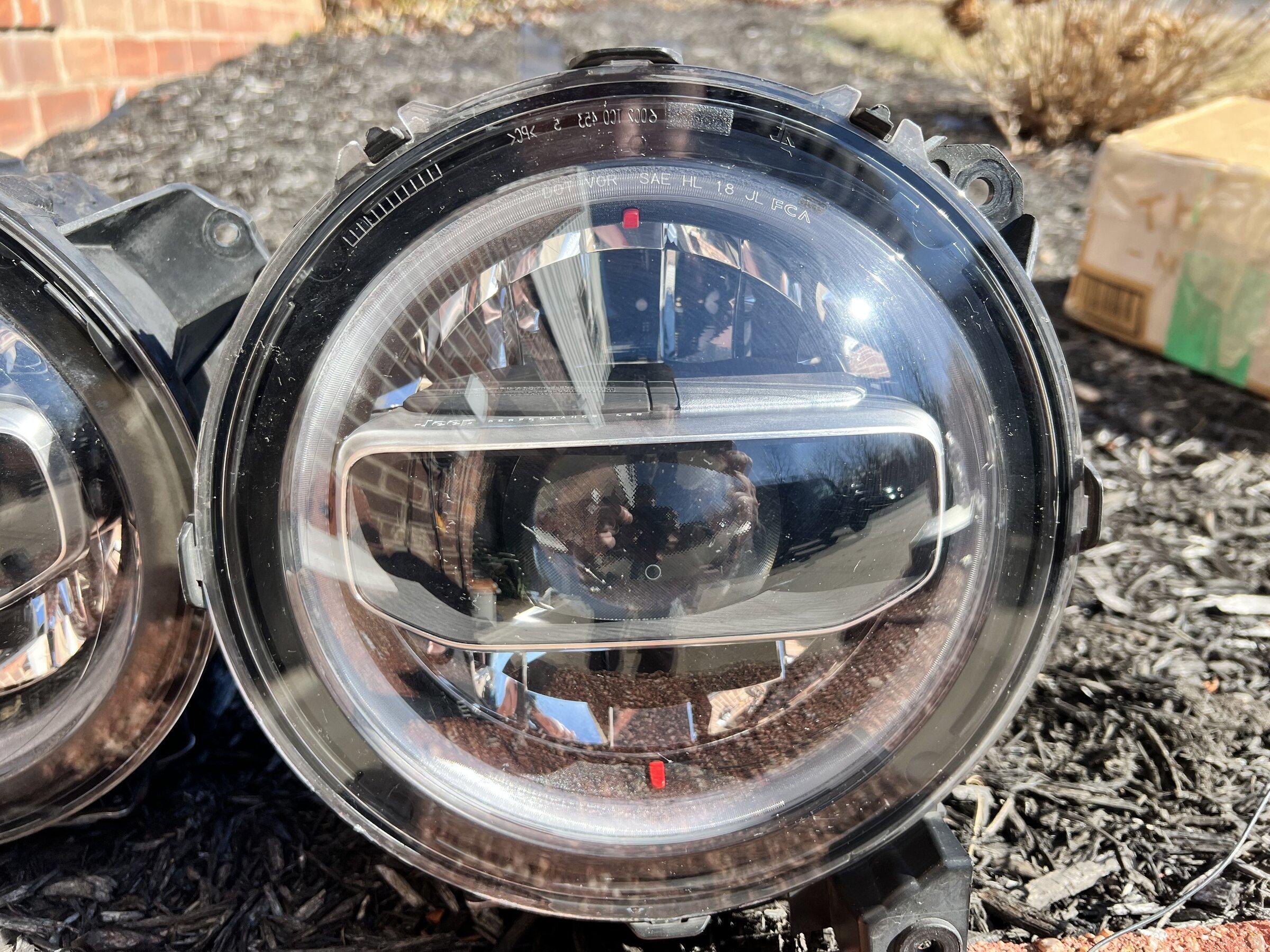 Jeep Gladiator Oem Led headlights with wiring harness AE845914-F1FC-4492-B108-3E1E304CF6AD