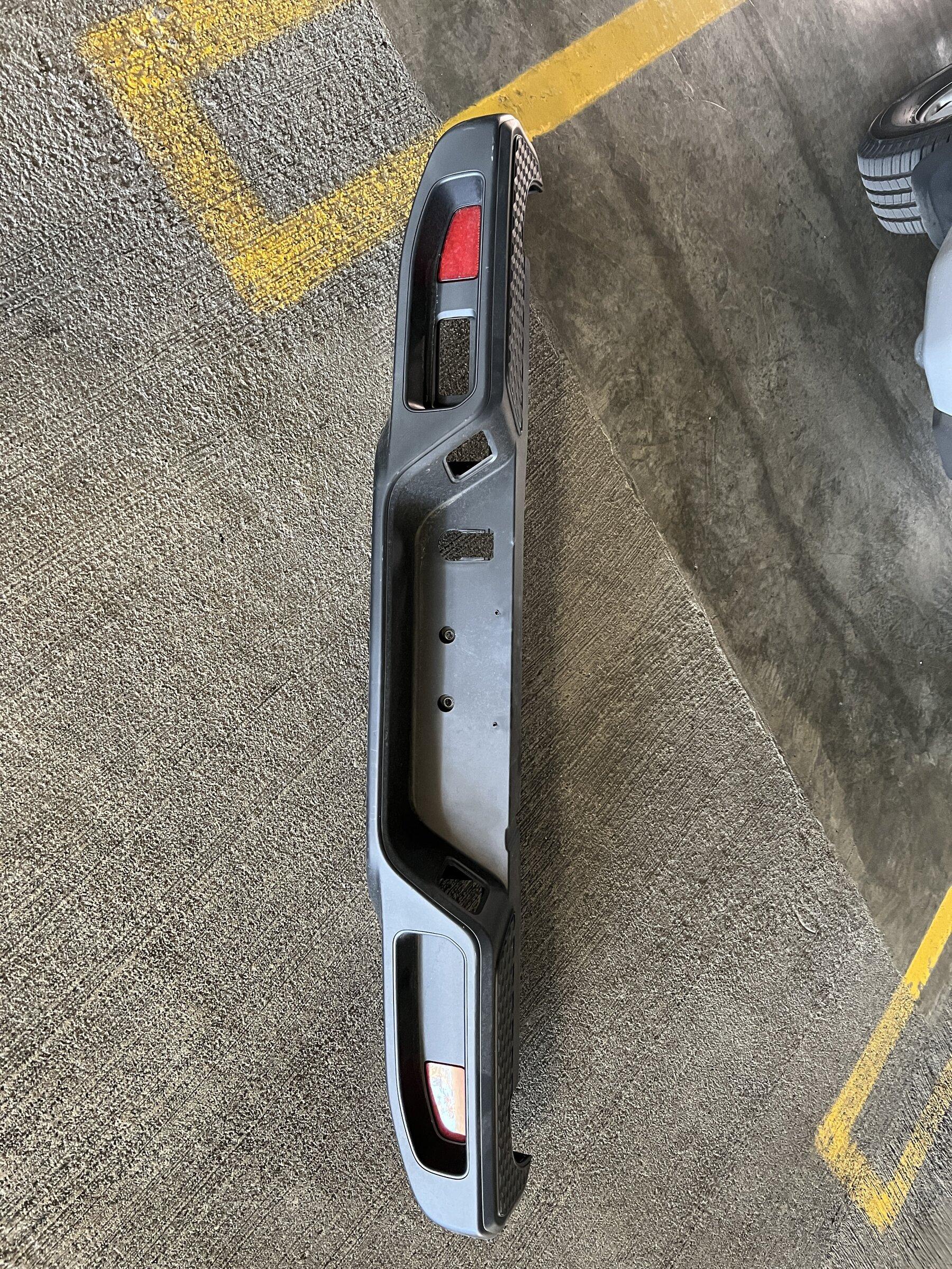 Jeep Gladiator Rear OEM Bumper - Minor Scuffs 26C76D44-7670-429D-A2B9-5A6AE9B03170_1_100_o