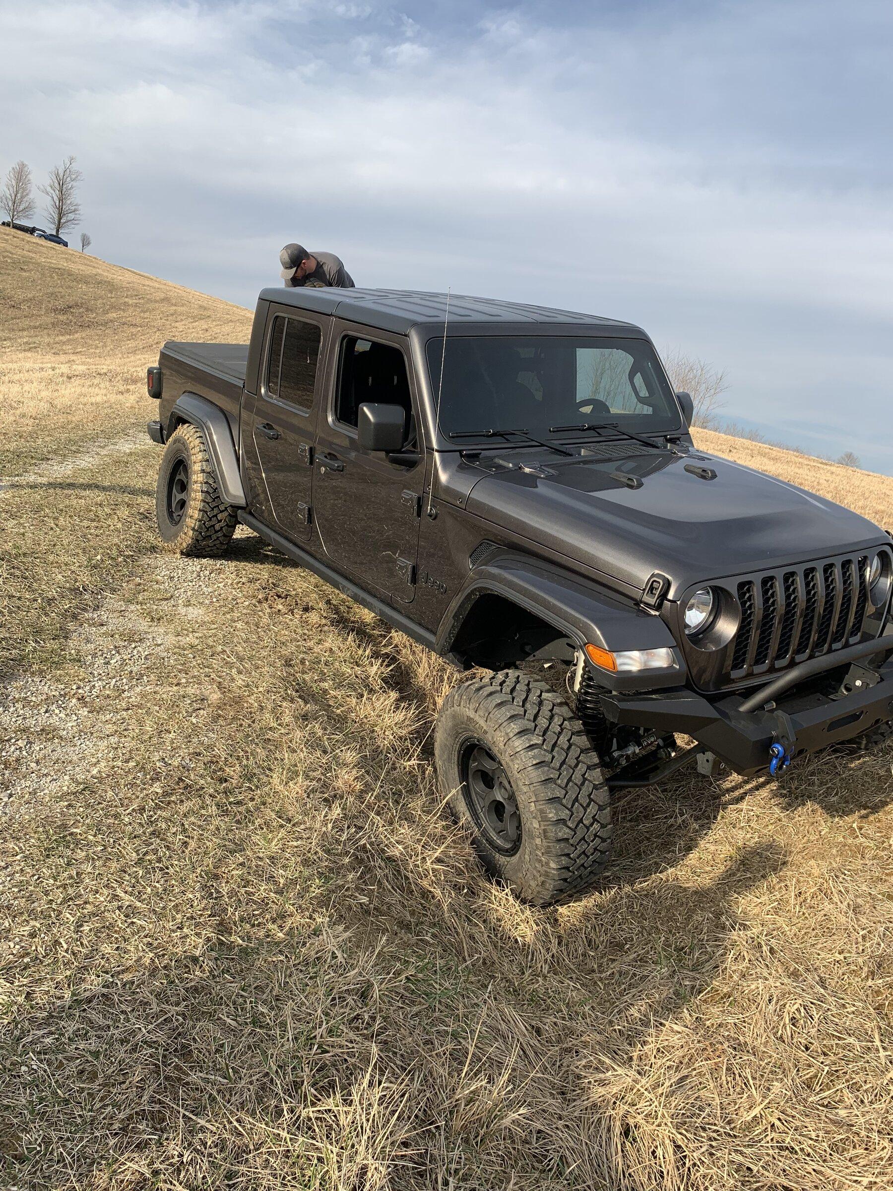 Jeep Gladiator GRANITE CRYSTAL JT Gladiator Club 406D8895-A66D-443F-9305-6EDE8C5F91F5