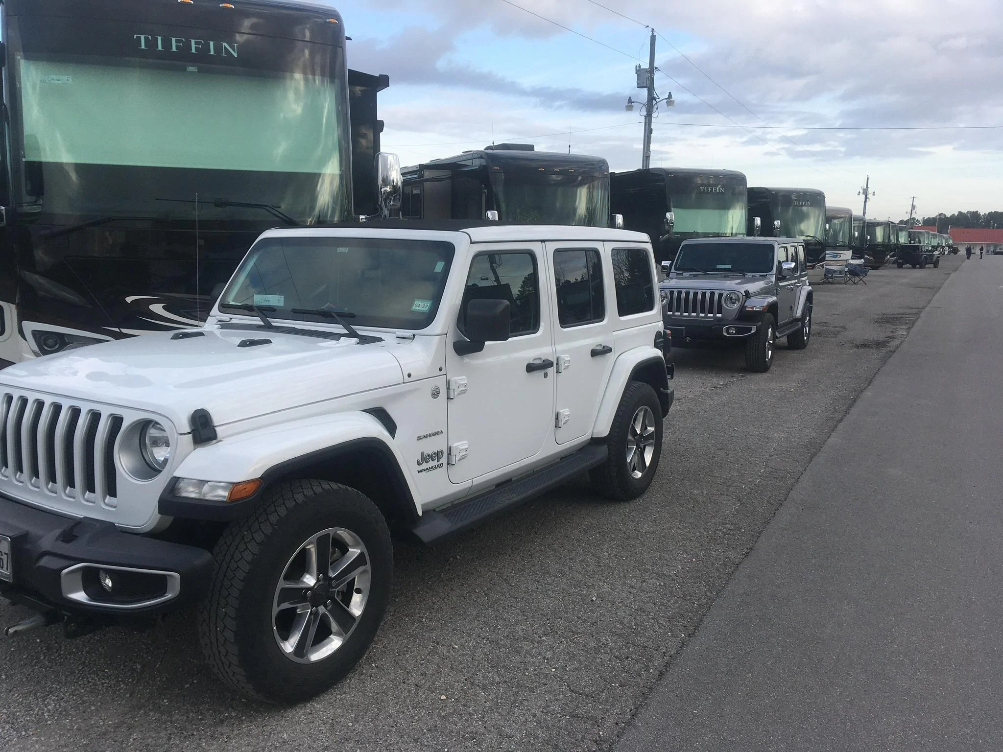 Jeep Gladiator Jeeps Parking Next To Jeeps 21F3E496-0C2C-4423-97DC-3004D09B3A54