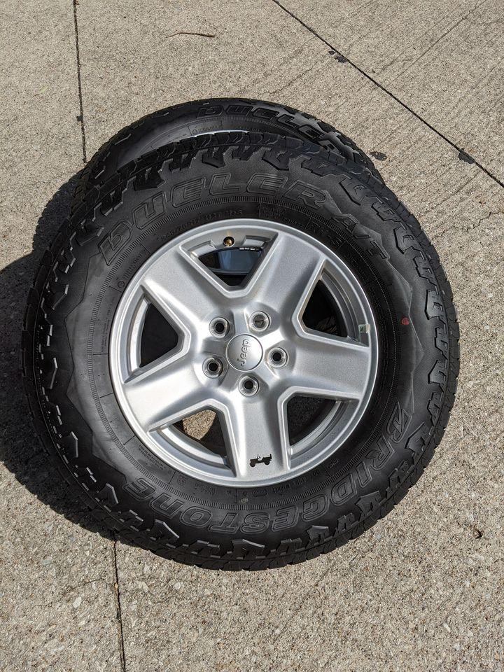 Jeep Gladiator $650 moving sale: Stock wheels and tires 119004024_1467134906817653_1463223764463650519_n (1)