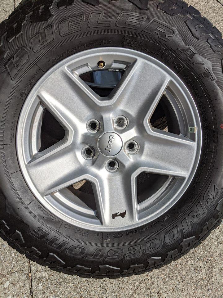 Jeep Gladiator $650 moving sale: Stock wheels and tires 118961270_1467134696817674_4890172297435524608_n (1)