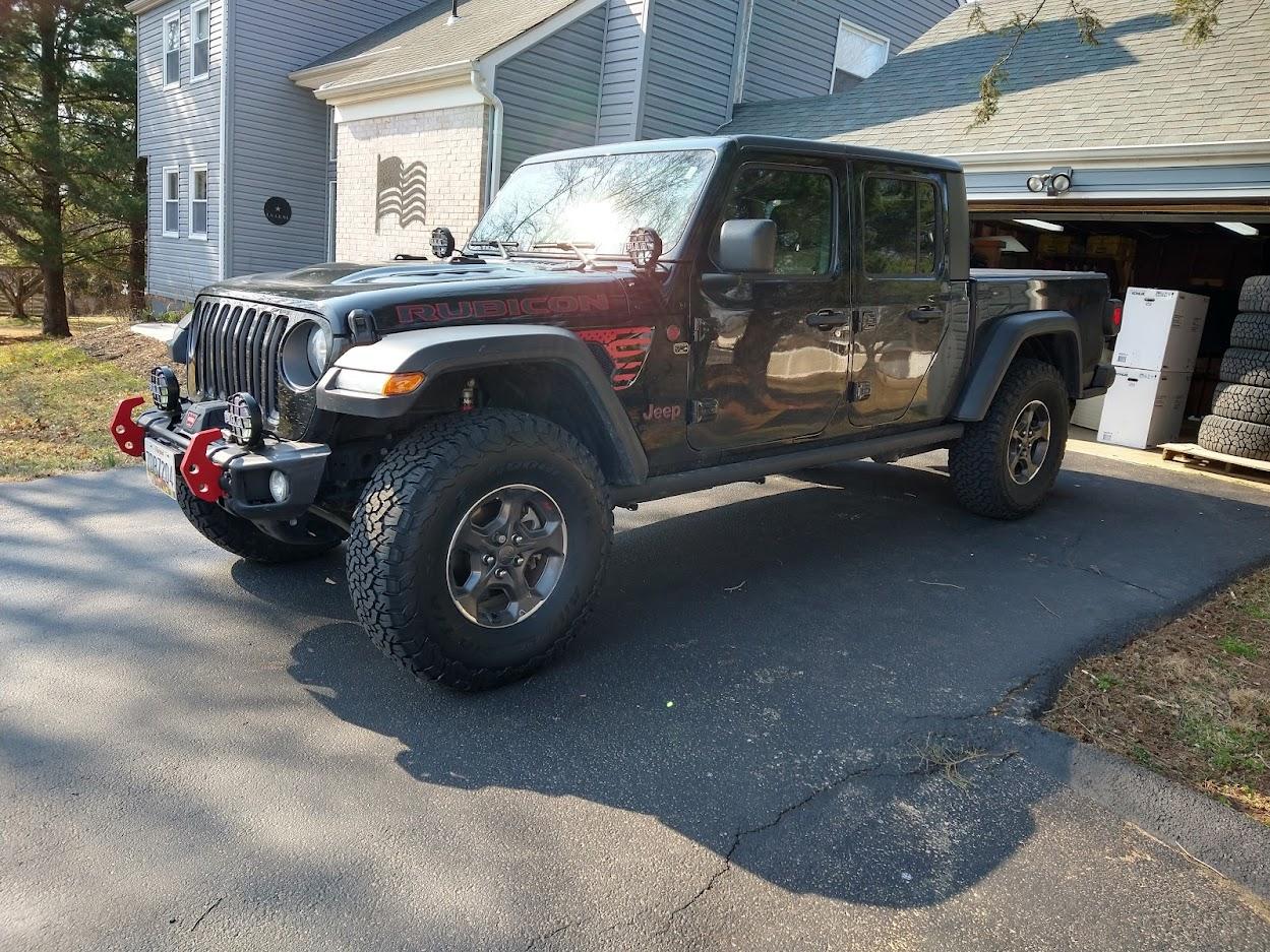Jeep Gladiator 37s factory rubicon wheels 37X1250 17 level