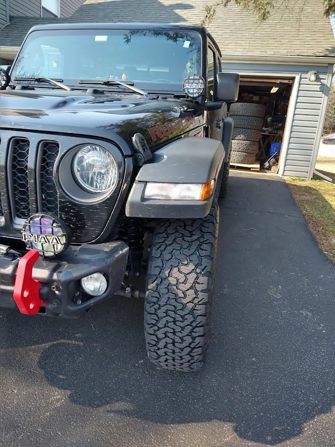 Jeep Gladiator 37s factory rubicon wheels 37X1250-17 level side
