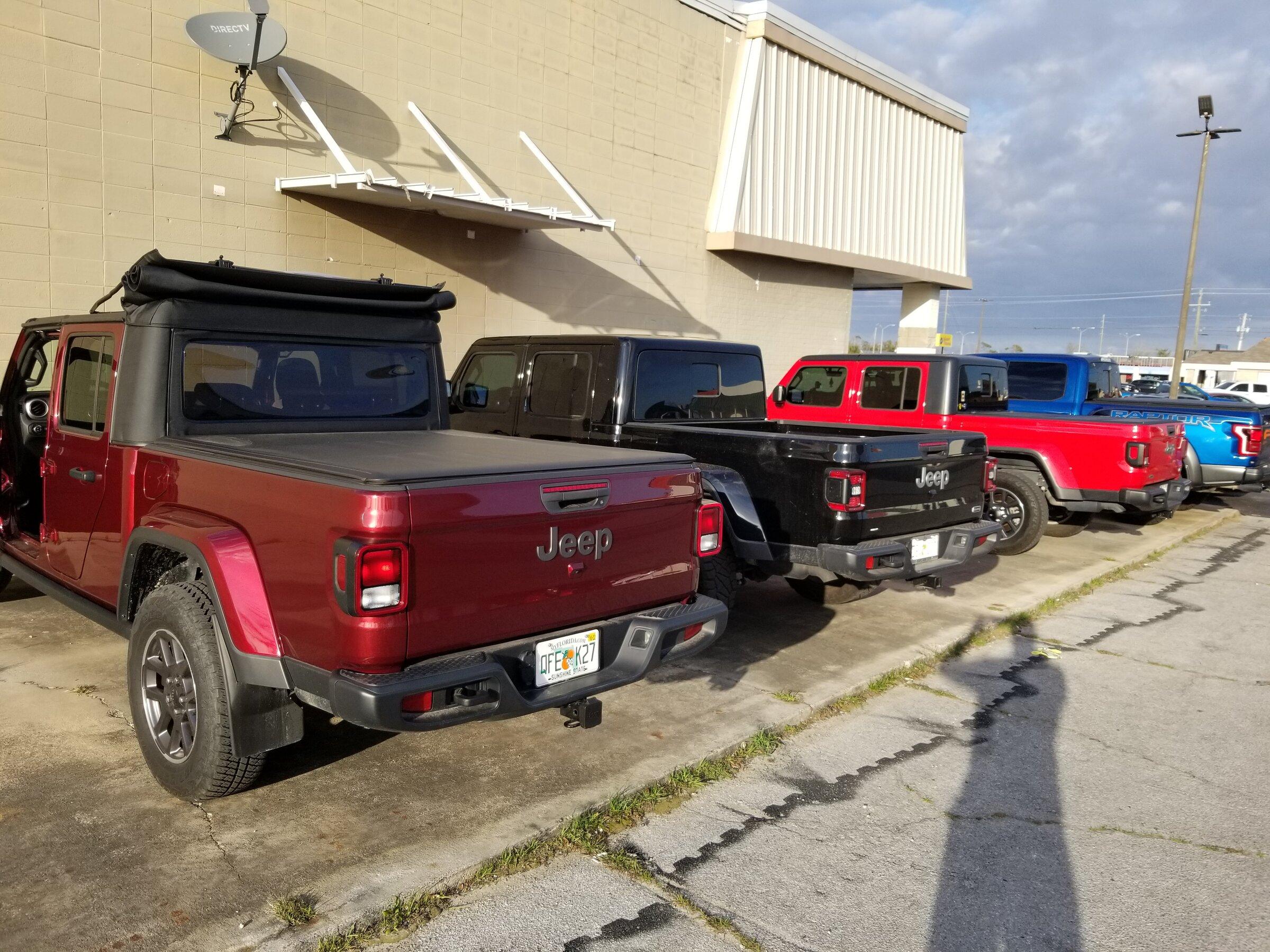Jeep Gladiator Jeeps Parking Next To Jeeps 20220224_163100