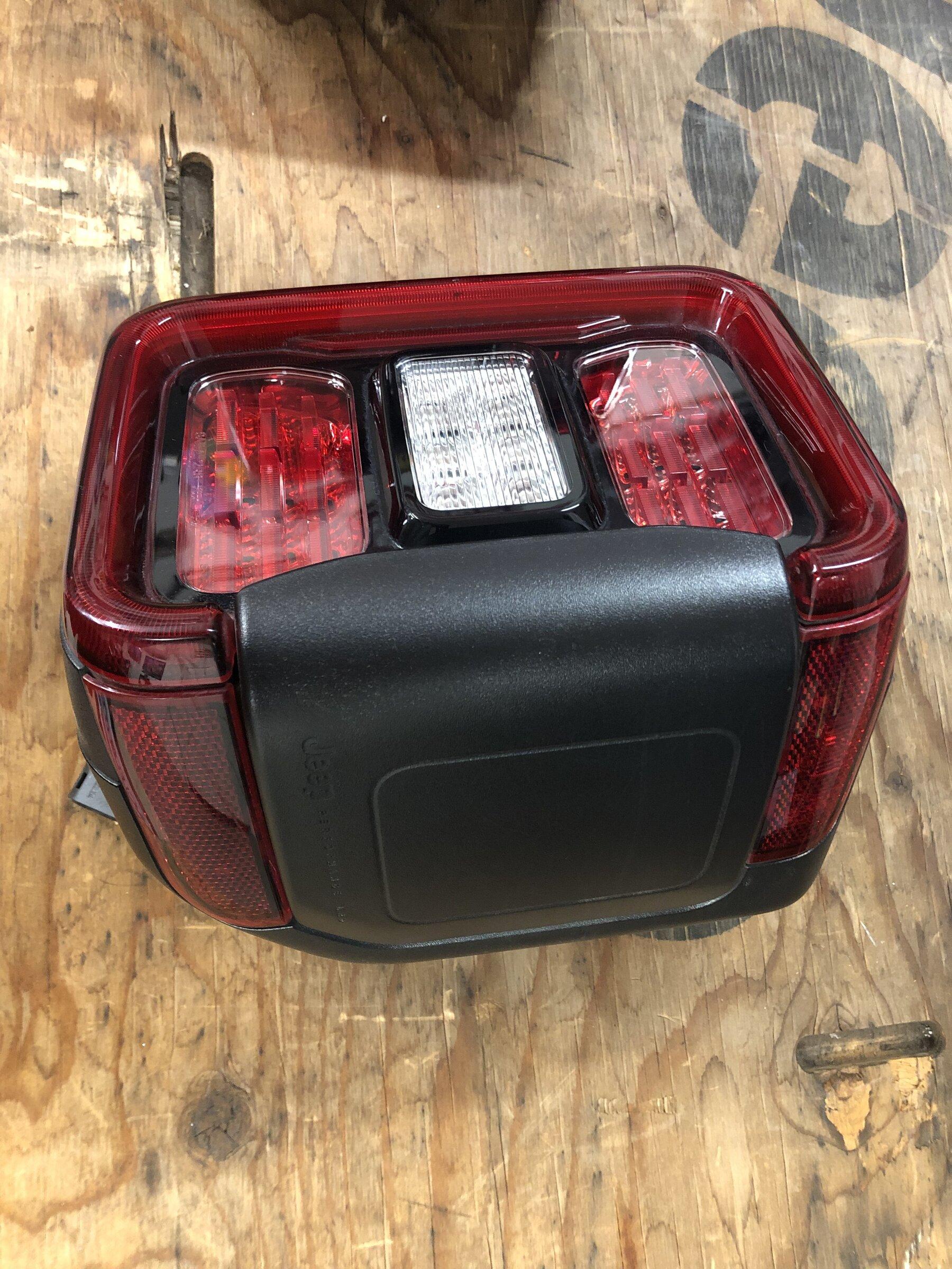 Jeep Gladiator Led oem taillights 2A8EB5FC-6AD6-42CC-95B5-99A423CBD838