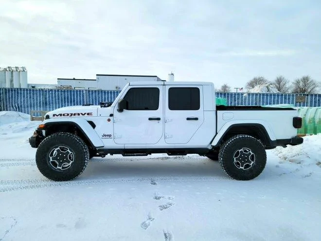 Jeep Gladiator Anyone running 37’s on stock Mojave wheels, no spacers? LIdlNpG3dNciNke?width=660&height=495&cropmode=non