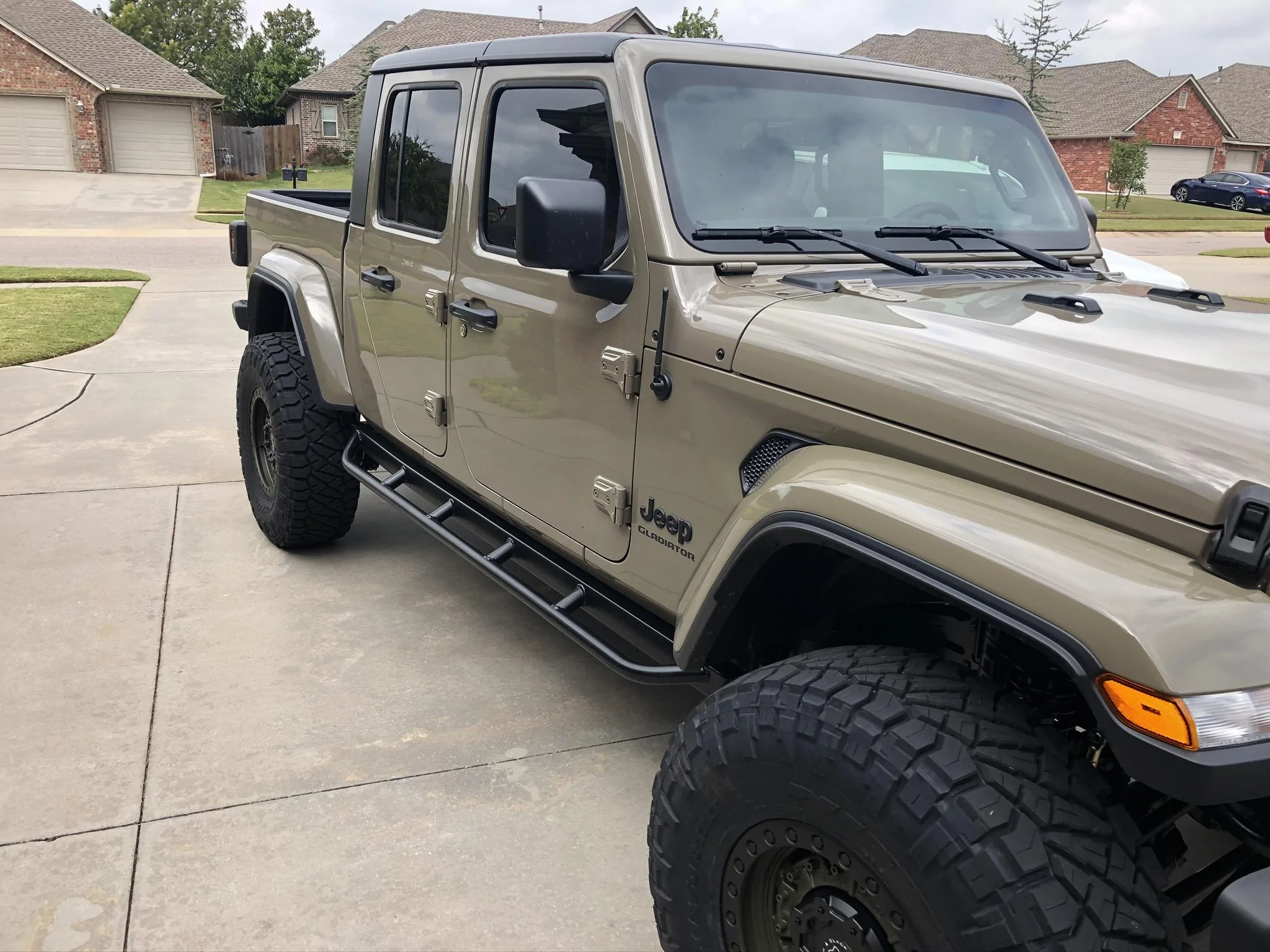Jeep Gladiator Fab Four sliders VS Rock Hard B985FA84-D1E0-4FD7-9CAF-83F19B769006