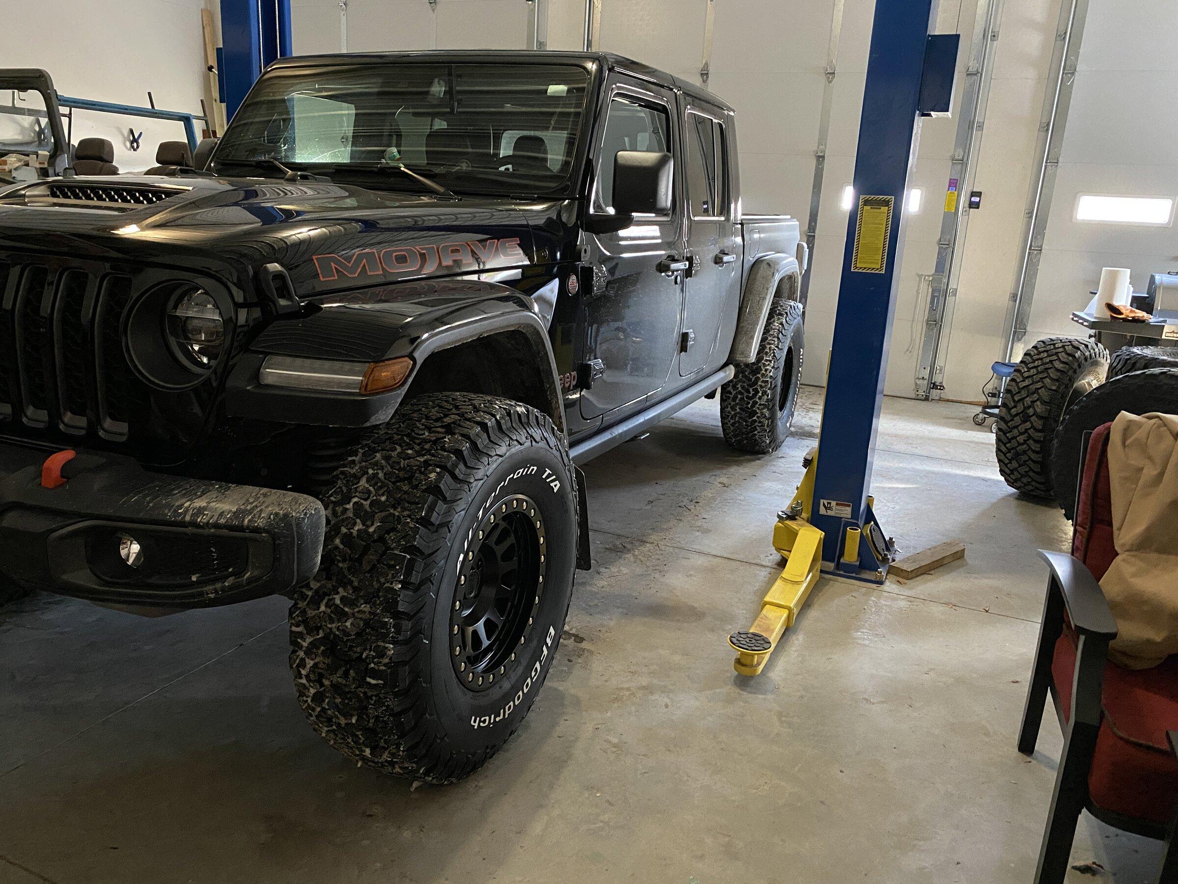 Jeep Gladiator Stock Mojave w/ 37s Thread 8AF09E01-17BC-48CB-85AF-785E3ACA51FF