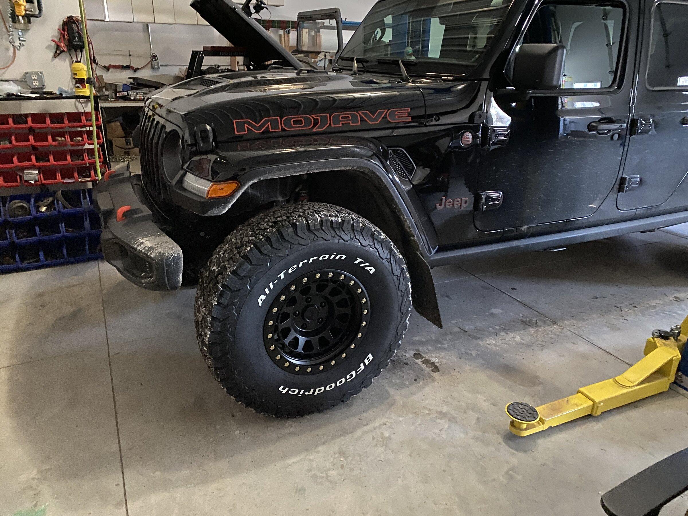 Jeep Gladiator Stock Mojave w/ 37s Thread EDD9816D-327D-43D6-884B-456A6E33C118