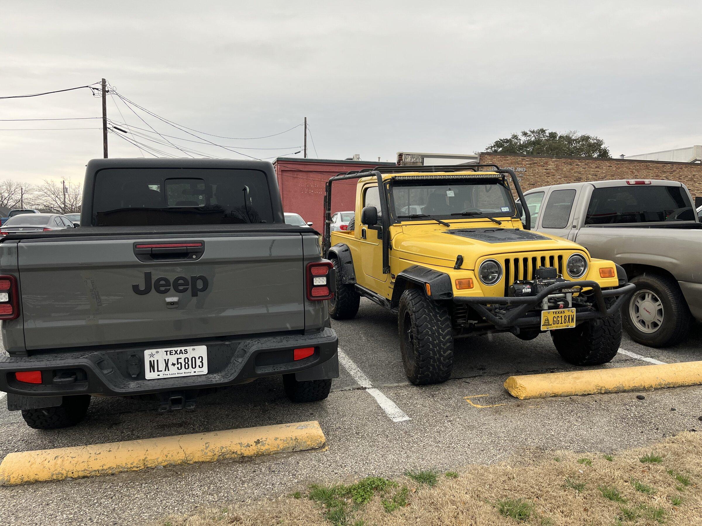 Jeep Gladiator Jeeps Parking Next To Jeeps BE301379-EED9-4FFE-88B2-86C6D91FA942