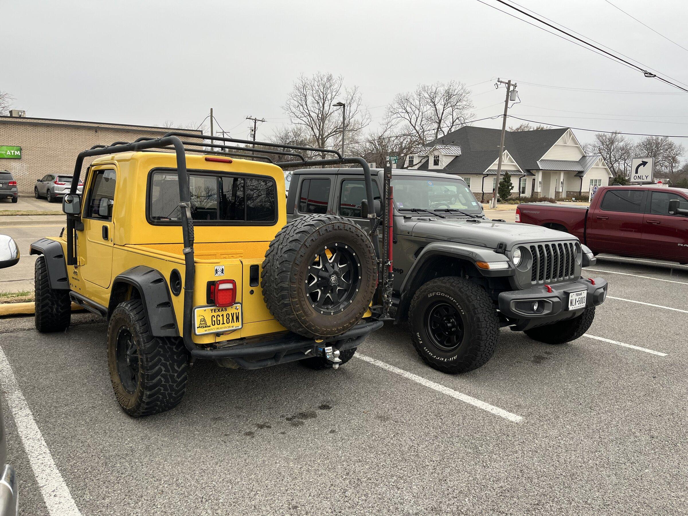 Jeep Gladiator Jeeps Parking Next To Jeeps 2FB249DF-F7C4-457C-AAF2-784665412B70