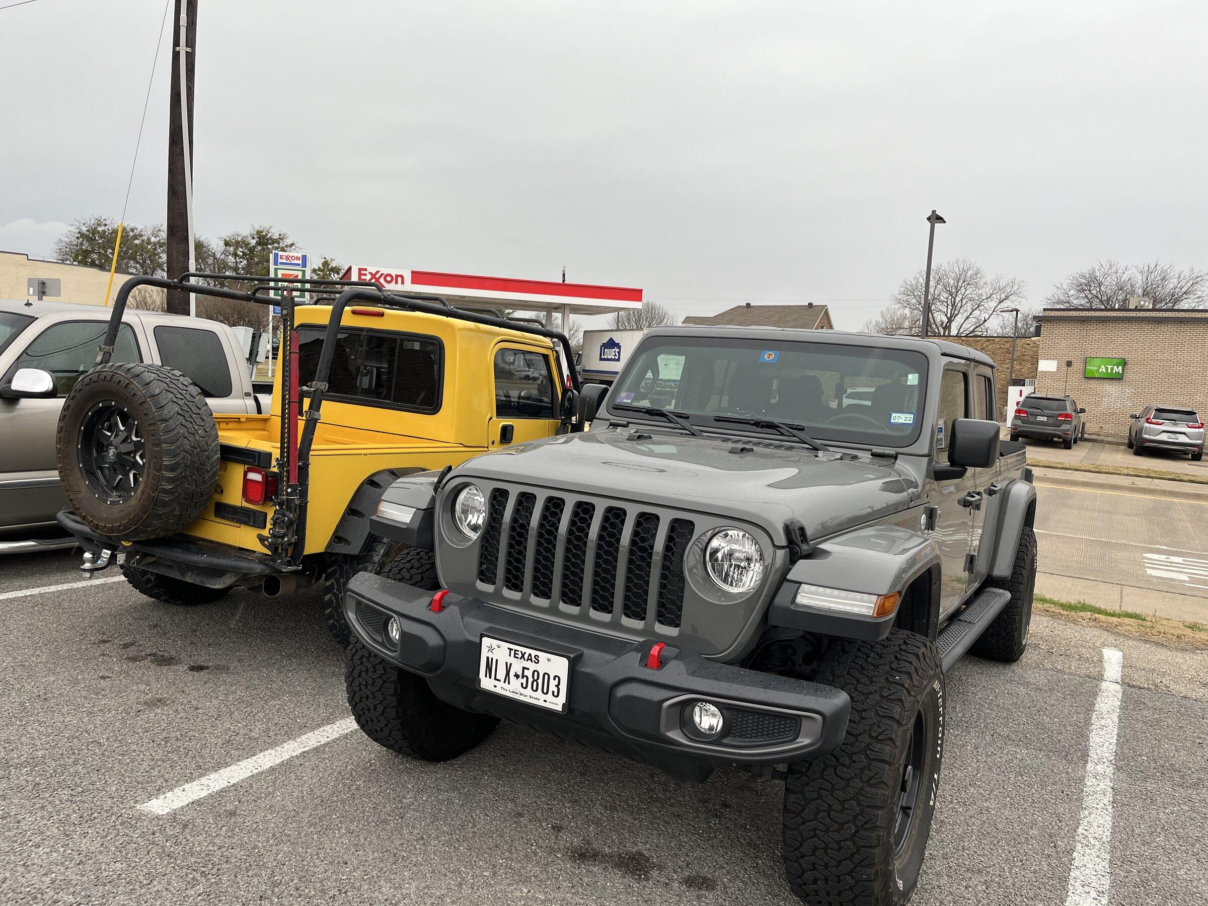 Jeep Gladiator Jeeps Parking Next To Jeeps 67F334E7-7547-49DA-A885-46006120C846